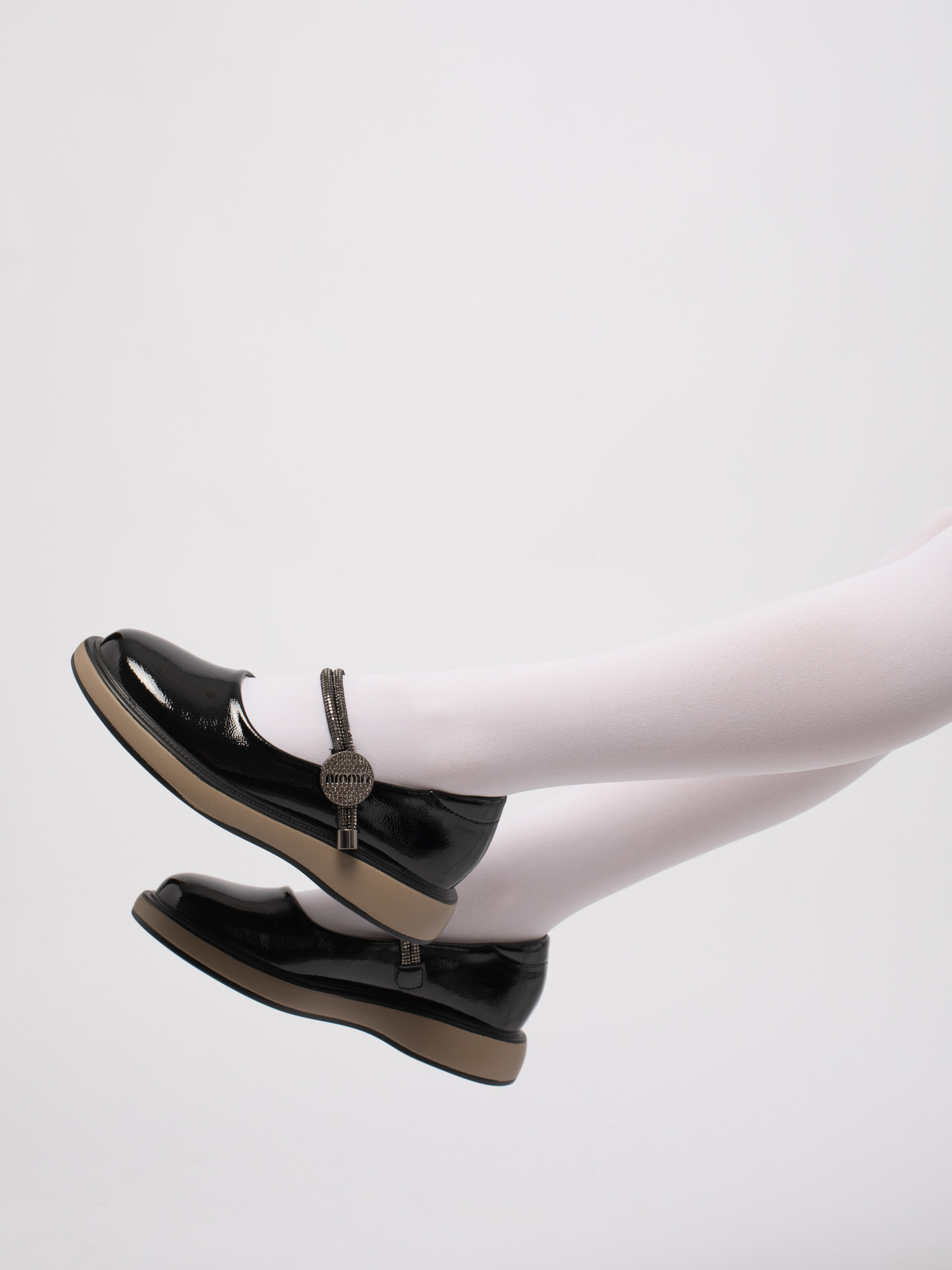 Школьные туфли. Фотостудия предметной и модельной съёмки для маркетплейсов