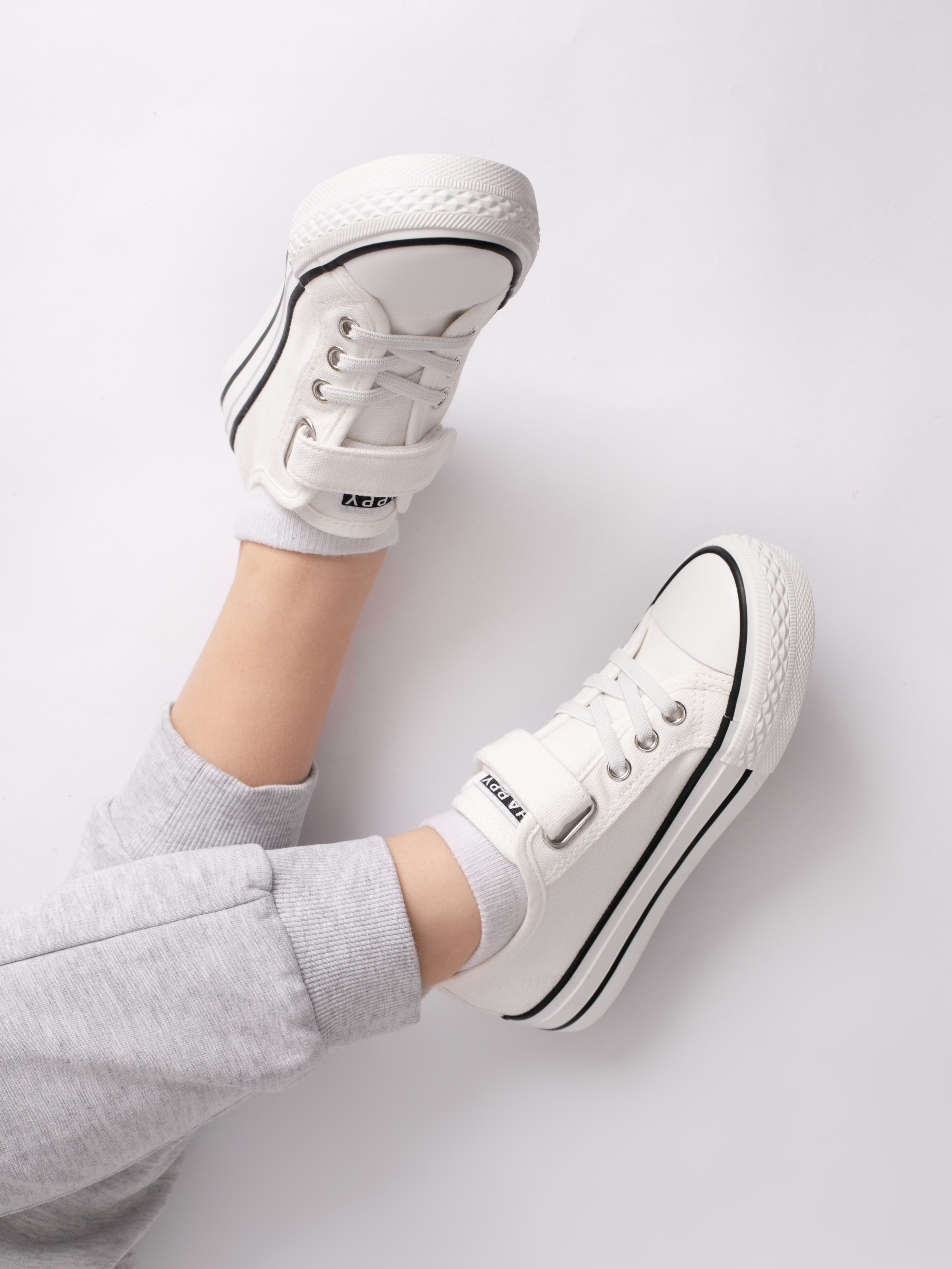 Детские кеды. Фотостудия предметной и модельной съёмки для маркетплейсов