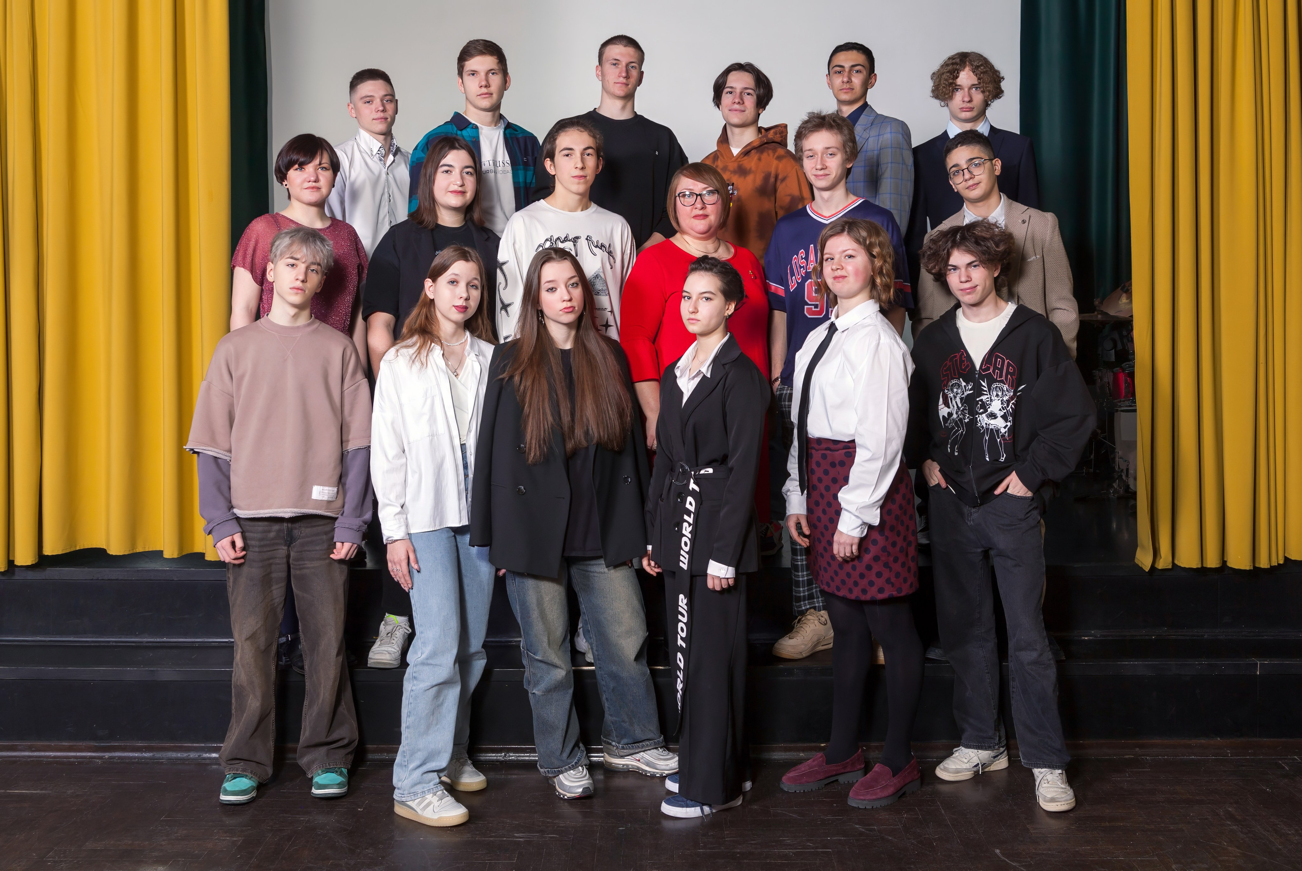 Общая фотография 9 класса снятая  в актовом зале школы