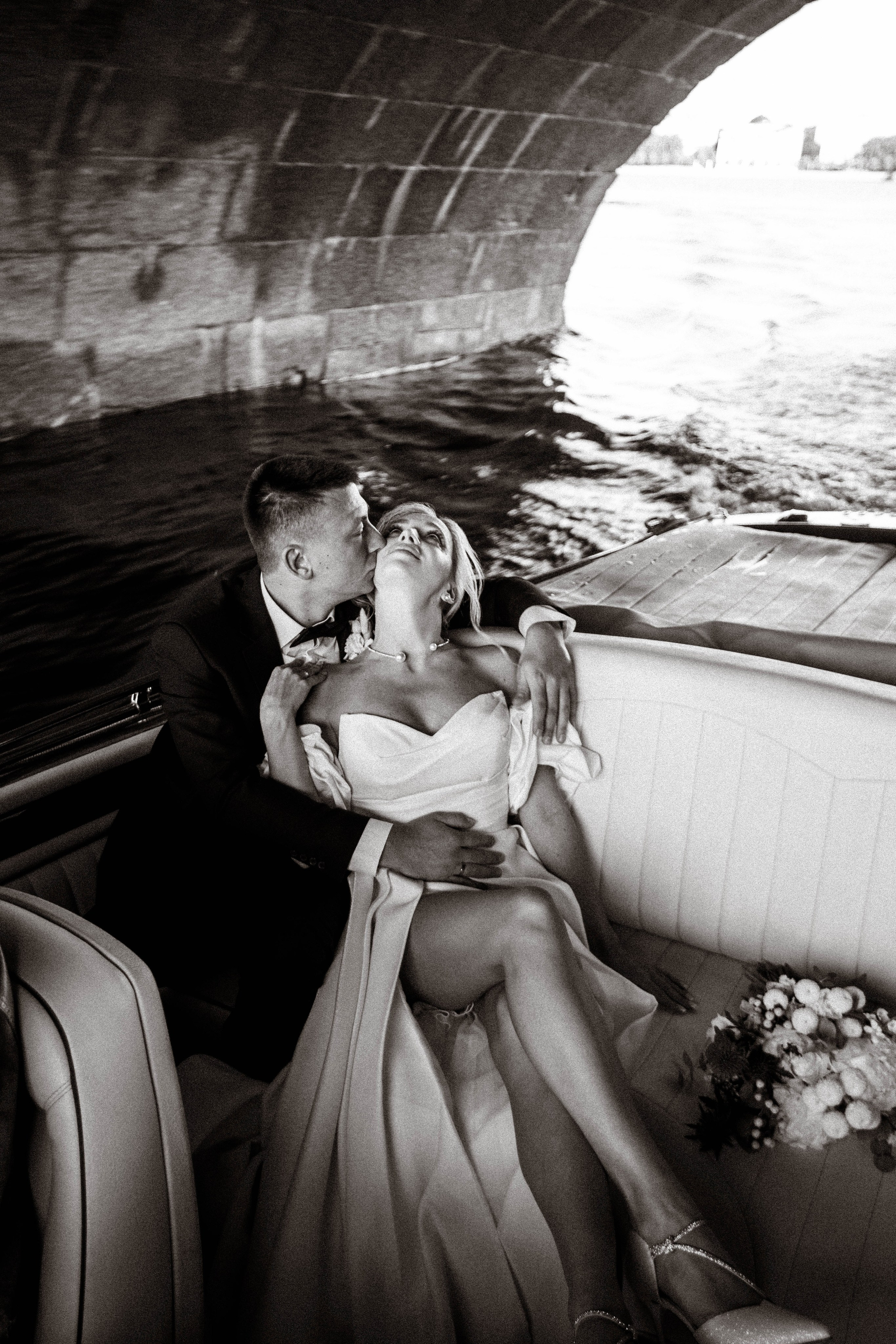 СВАДЕНБНАЯ СЬЕМКА НА КАТЕРЕ ПО КАНАЛАМ САНКТ-ПЕТЕРБУРГА И В АКВАТОРИИ НЕВЫ. Профессиональный фотограф, Санкт-Петербург — Виктория Богомолова