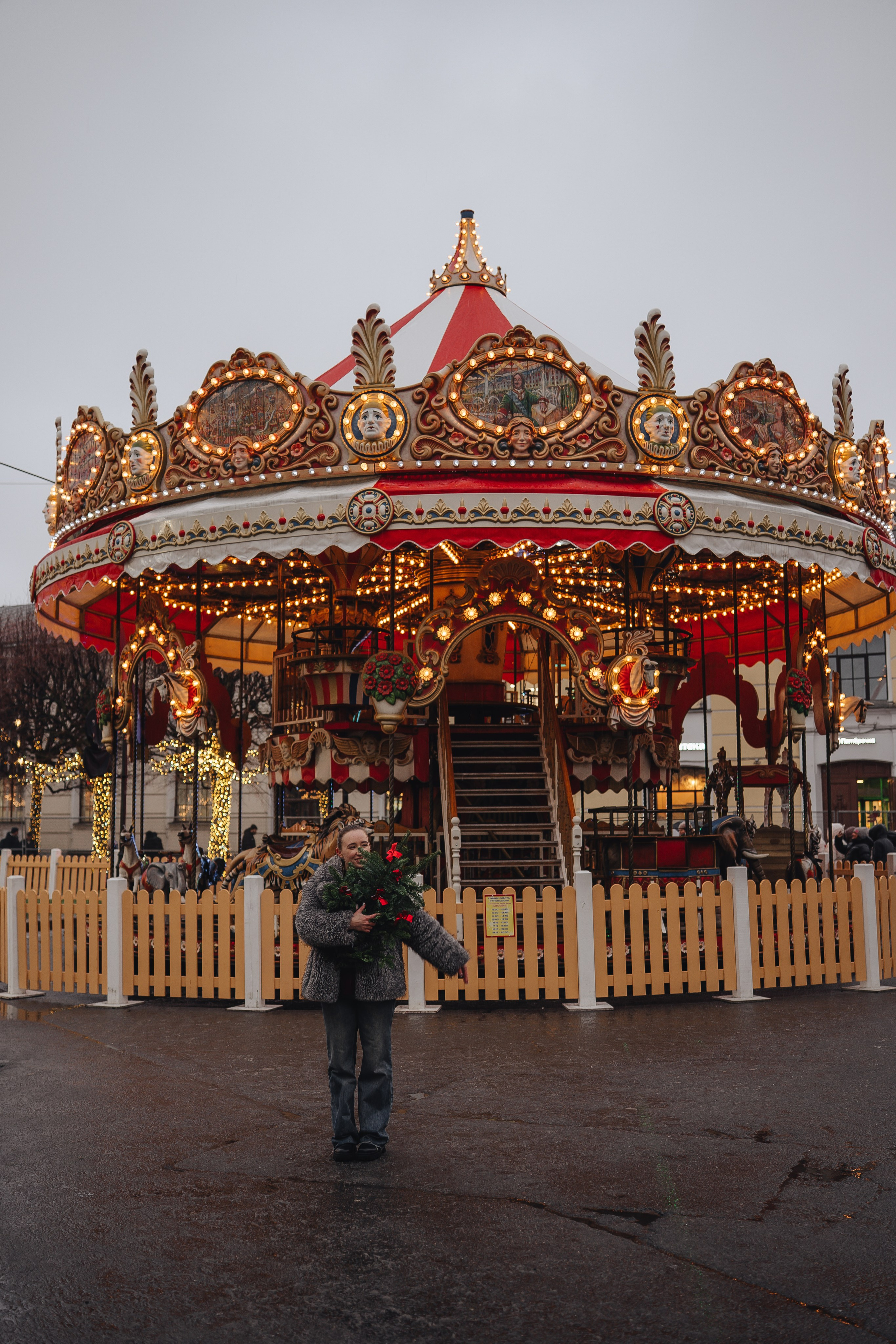 ПРОГУЛКА НА МАНЕЖНОЙ ПЛОЩАДИ ДЛЯ ДЕВУШКИ ПЕРЕД НОВЫМ ГОДОМ (НОВОГОДНЯЯ ФОТОСЕССИИЯ НА МАНЕЖНОЙ ПЛОЩАДИ). Профессиональный фотограф, Санкт-Петербург — Виктория Богомолова