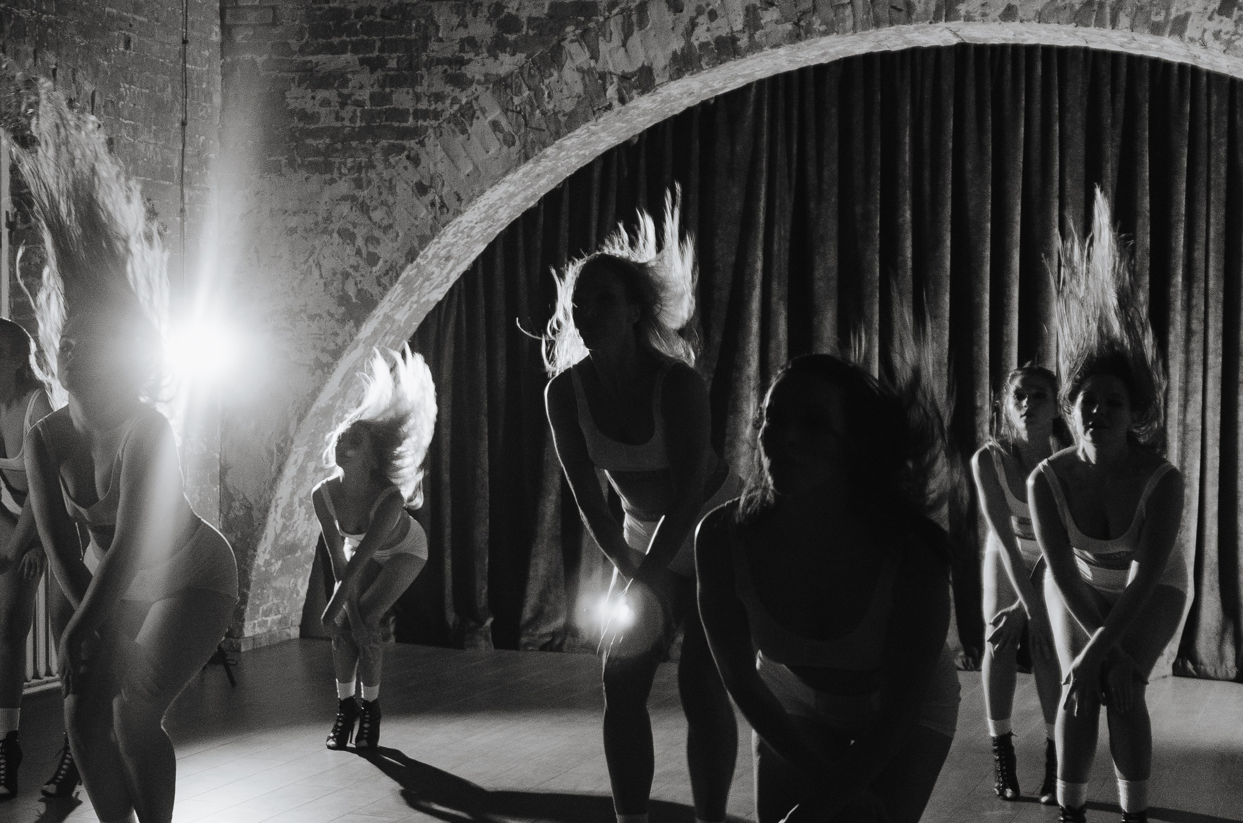 Фото-подглядки с видеосъемки танцевальной команды «Secret». Денисова Аля — фотограф для парных съемок и индивидуальных историй в Барнауле