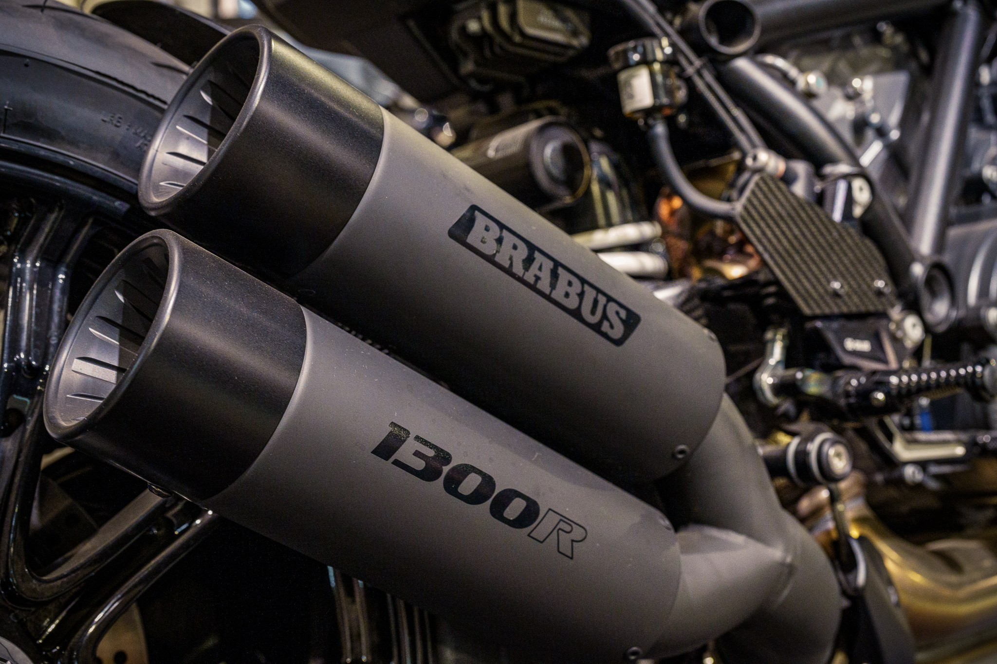 Крупный план логотипа Brabus и карбоновых деталей KTM 1300R