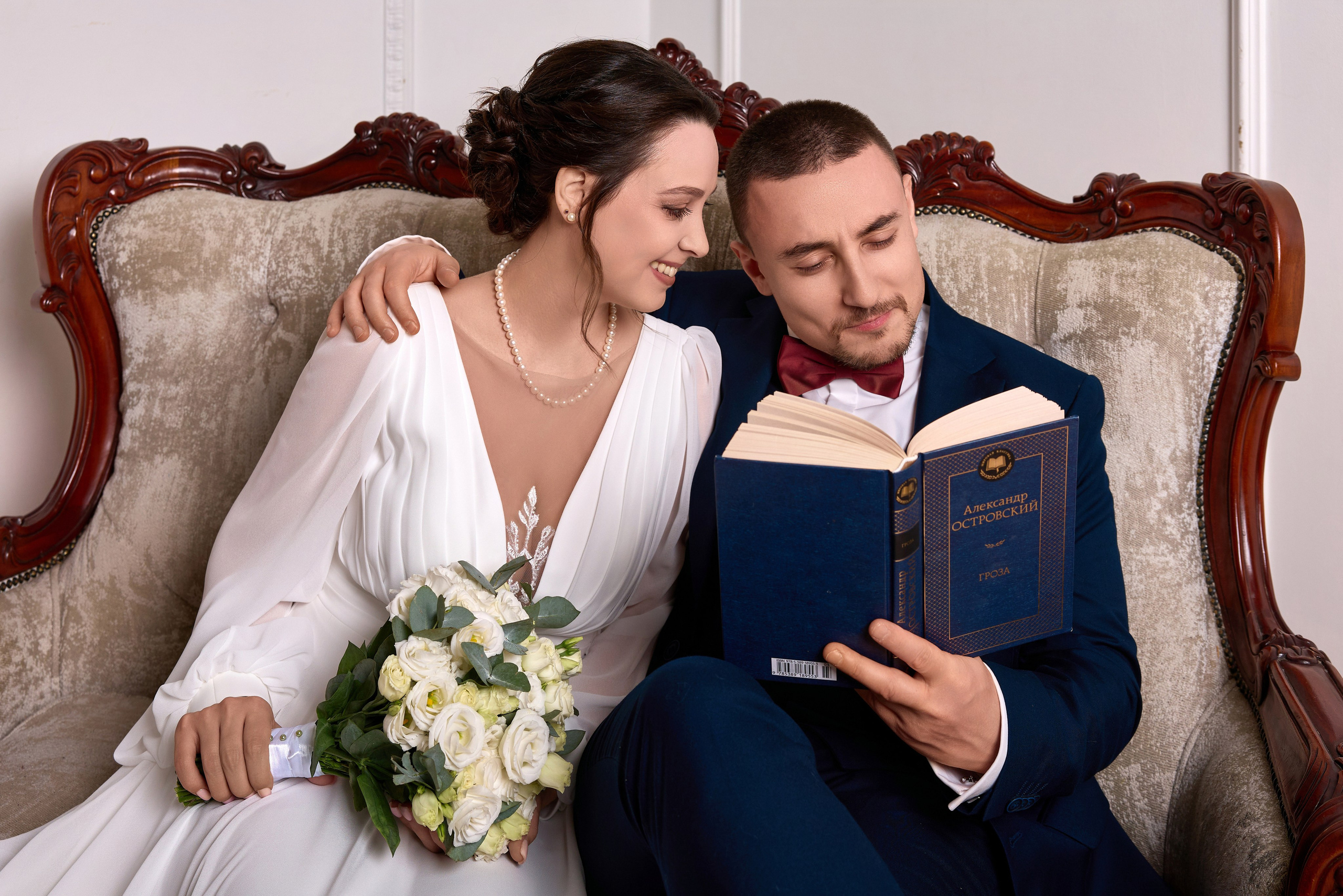 Свадебная фотосессия в студии и регистрация брака в Грибоедовском ЗАГСе