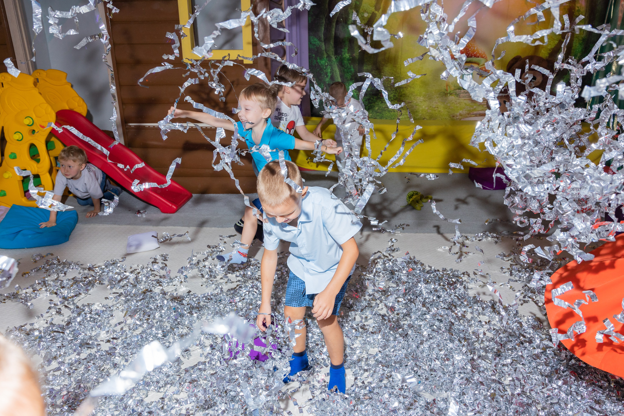 День Рождение в детском центре Качели. Выпускные альбомы во Владивостоке