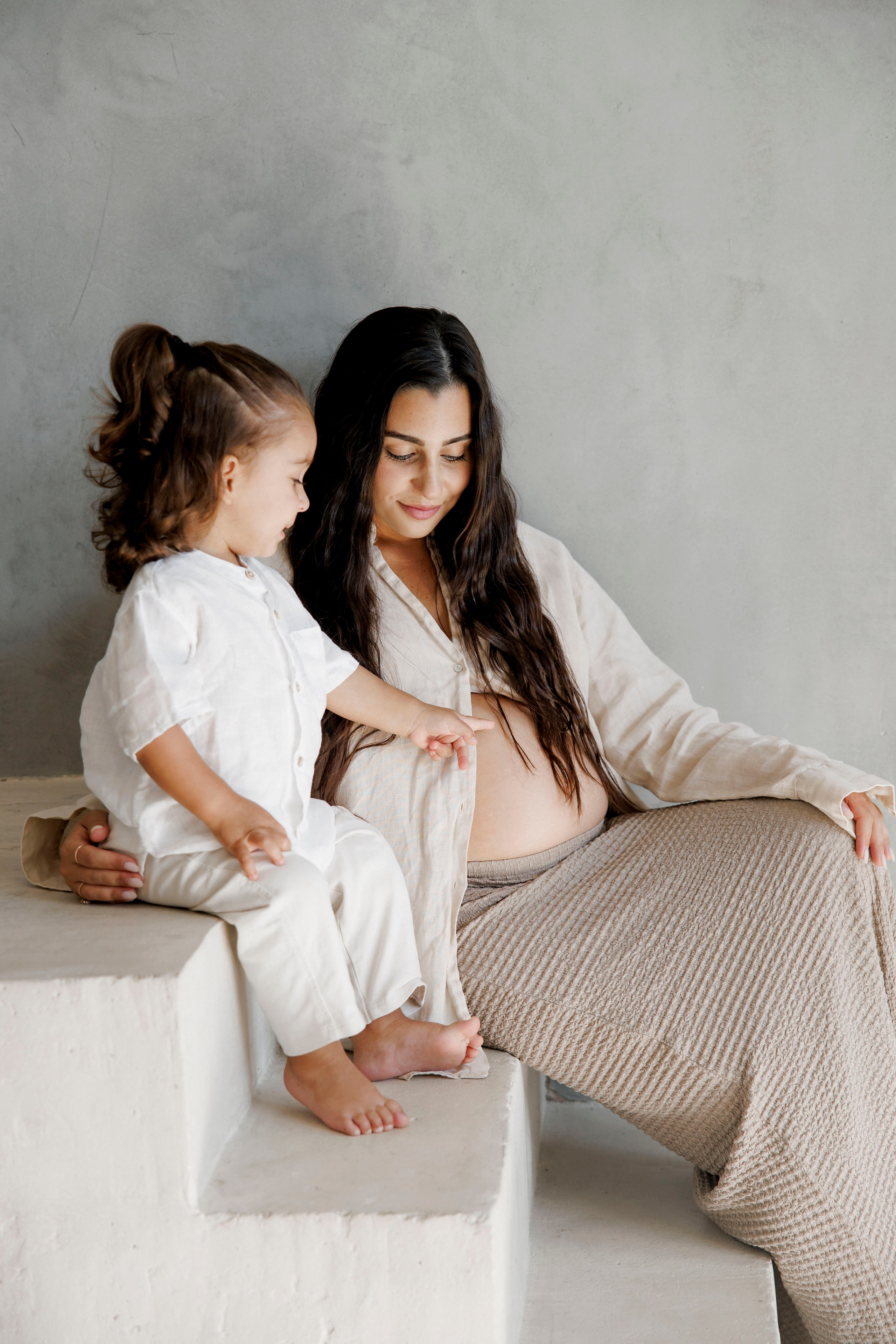 Pregnancy photoshoot inside the Grey Studio. Главная