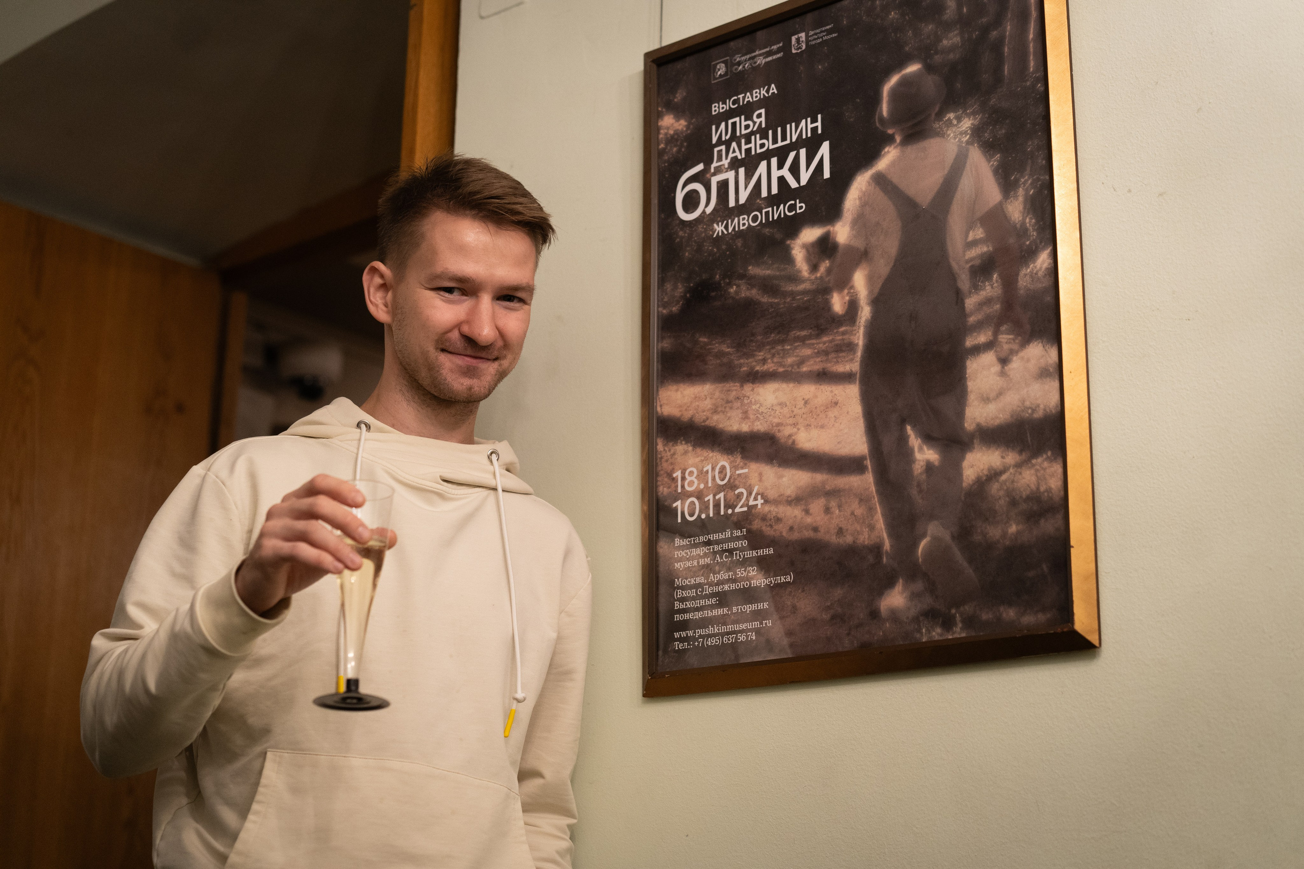 Съёмка открытия вытсавки художника Ильи Даньшина. Лиза Фирстова — самый добрый фотограф