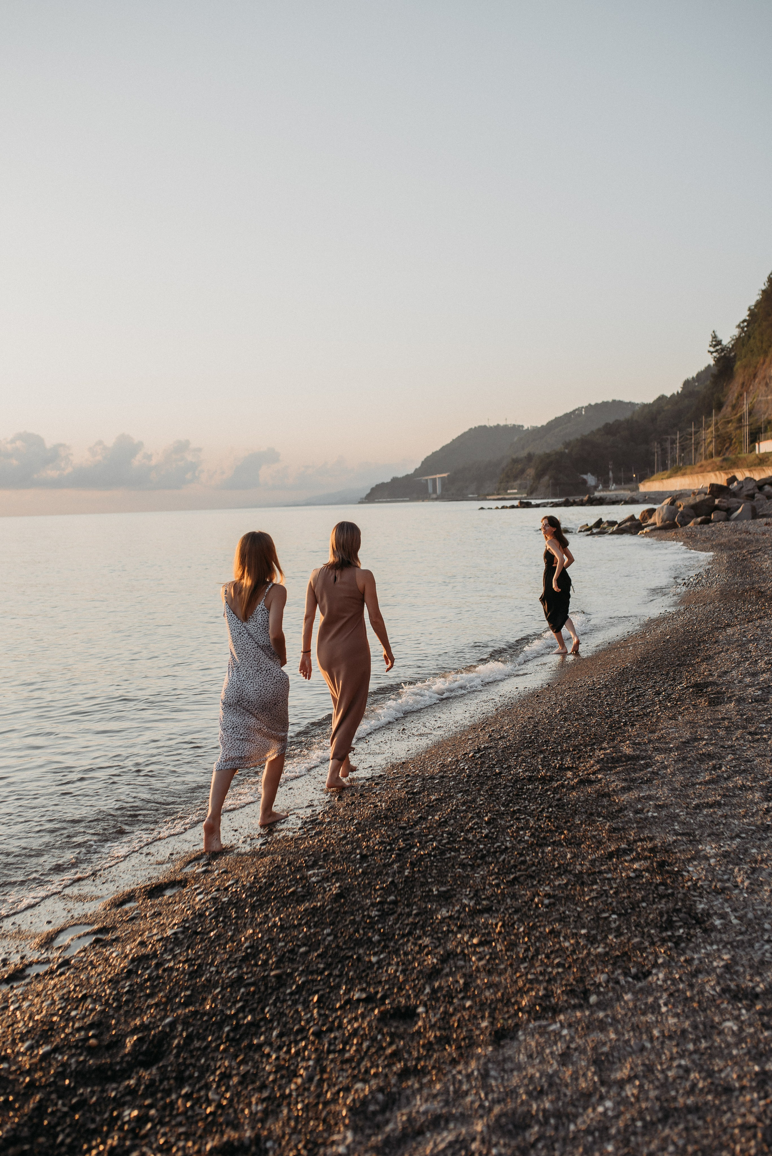 Семейная фотосессия мамы с дочками на берегу моря в Сочи Сириус Адлер. Фотограф в Сочи — Маргарита Поганова
