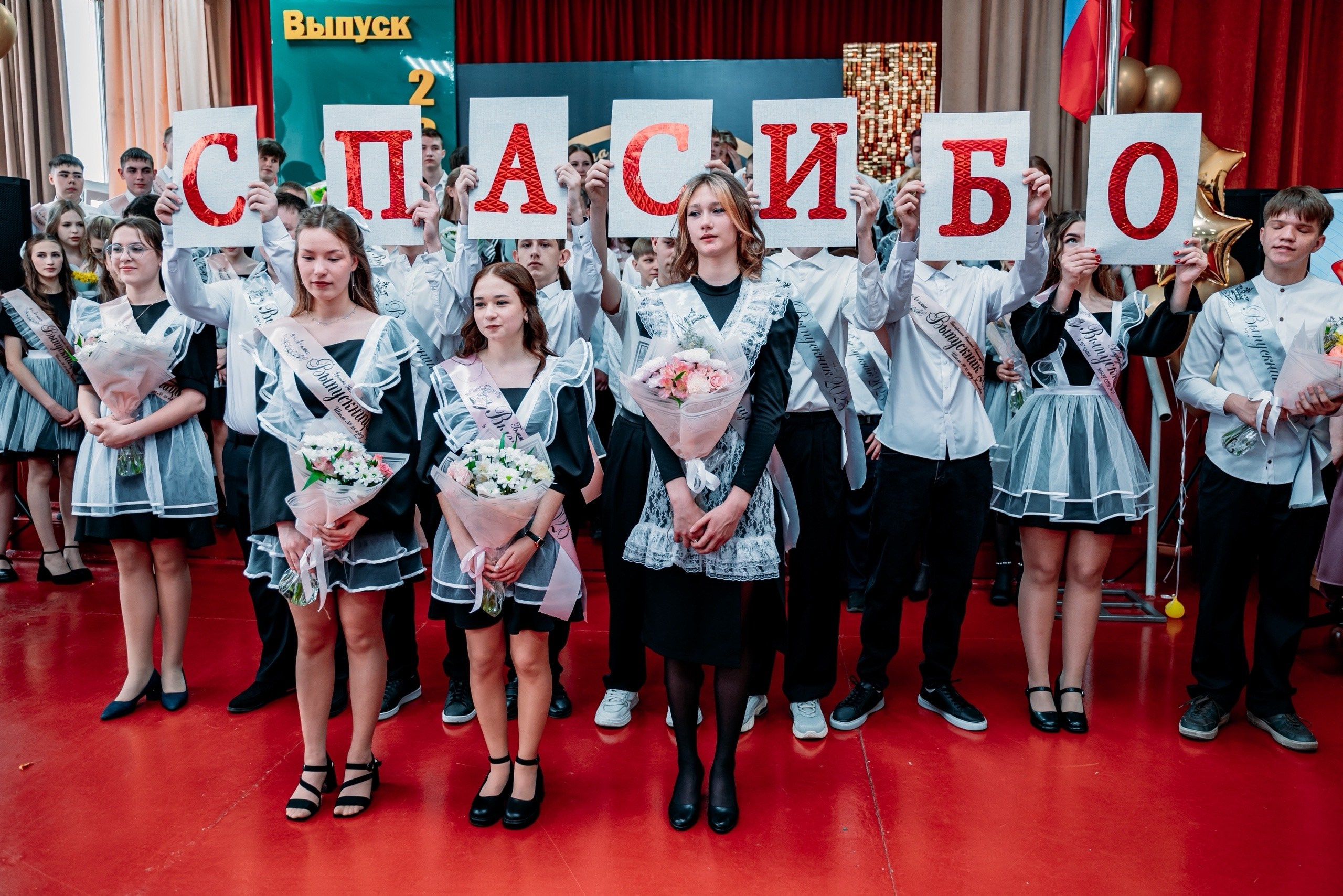 Последний звонок 2025 школа 25. Фотограф Алёна Царькова. Киселевск