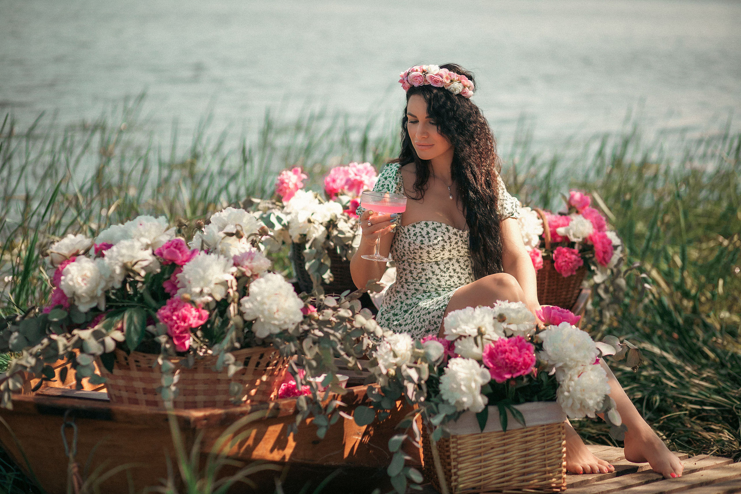 Лодка с пионами. Фотограф Ольга Бобб Нижний Новгород