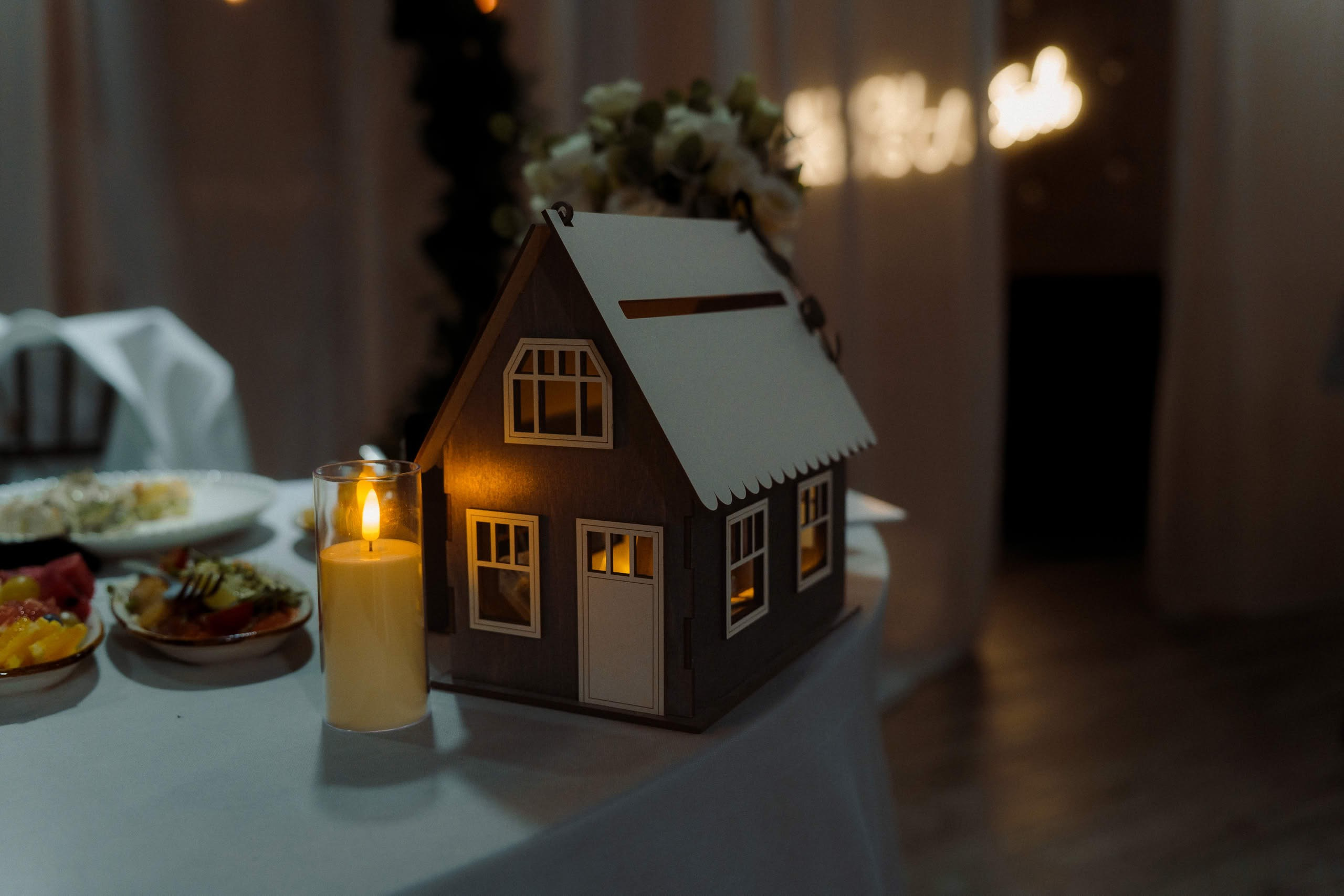 Свадебный декор стола — свечи и декоративный домик в Event Rest