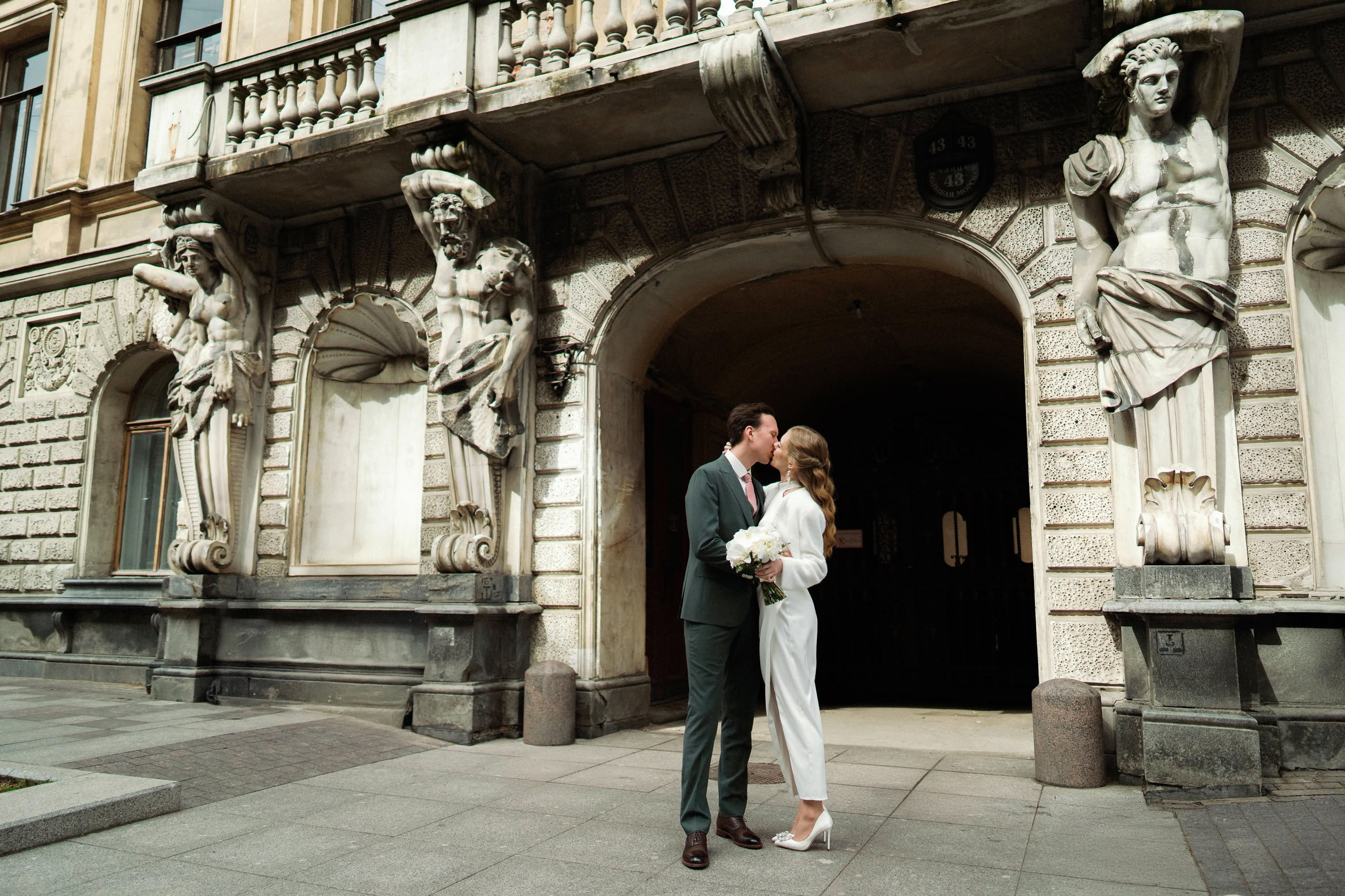 Прогулка пары у Исаакиевского собора, архитектура на заднем плане, цифровая съёмка.