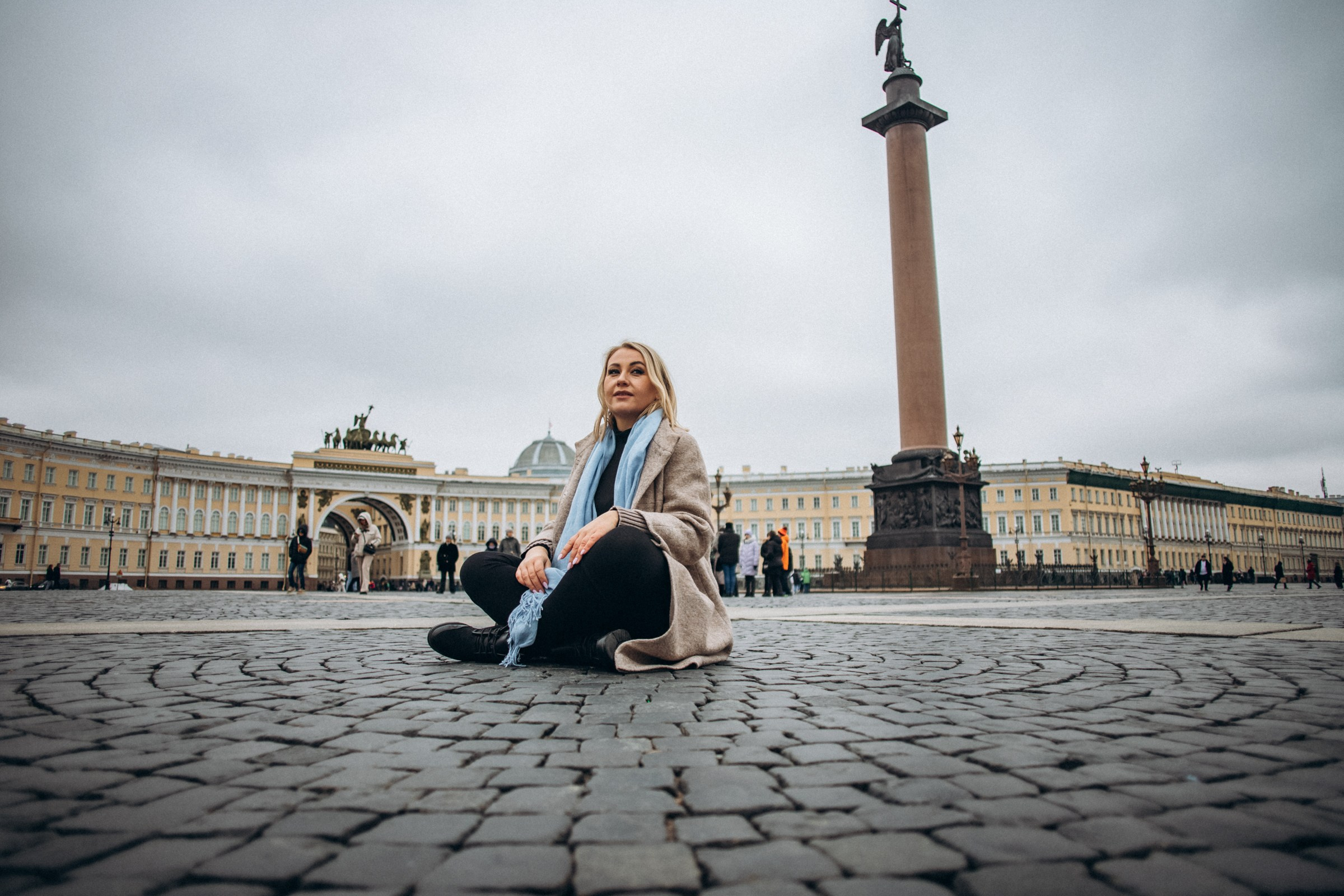 Маргарита с подругами в октябре. Фотопрогулка в Петербурге. Индивидуальный и семейный фотограф в Санкт-Петербурге