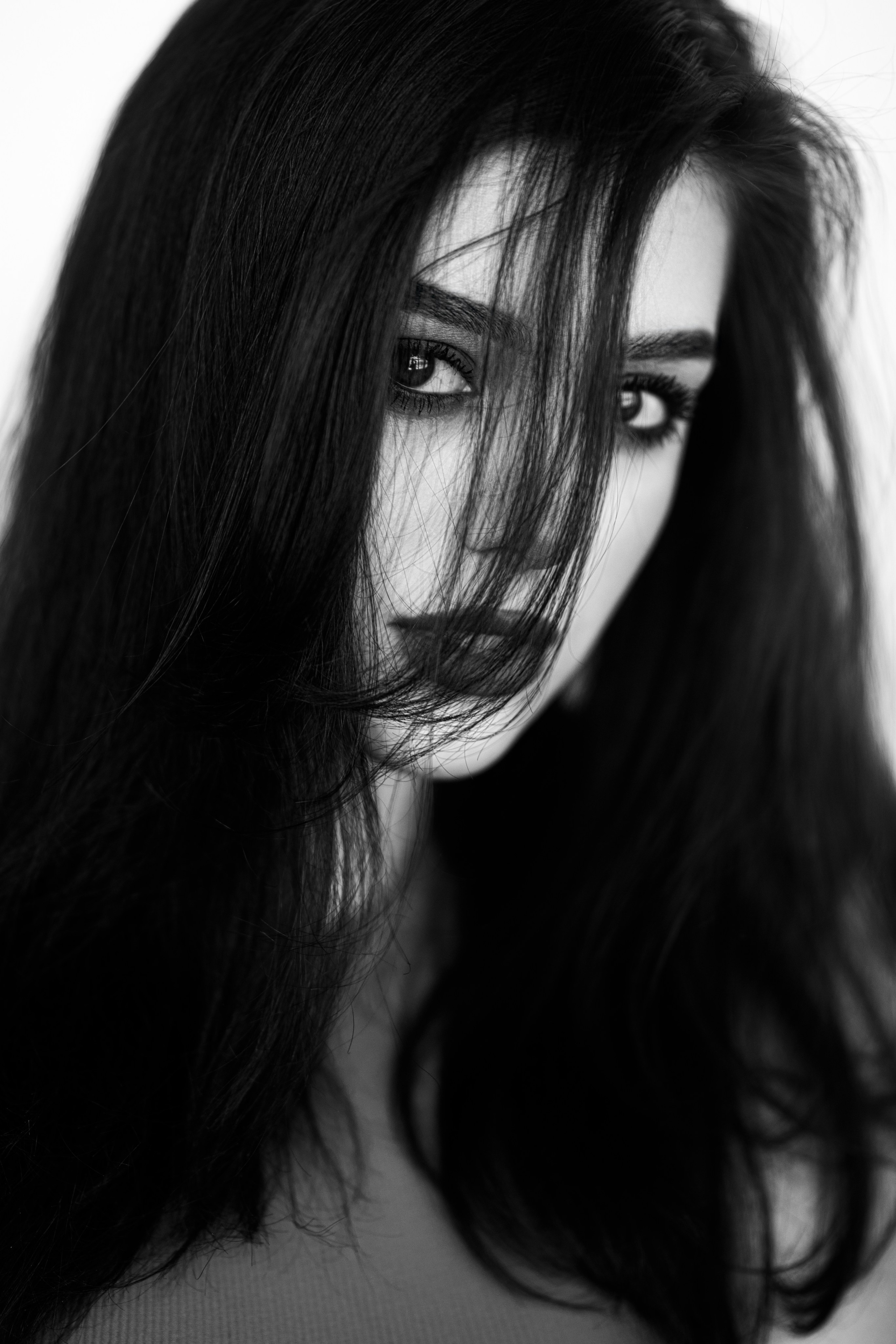 Фотосет с Марианной в студии с минимальным интерьером в формате для «себя»