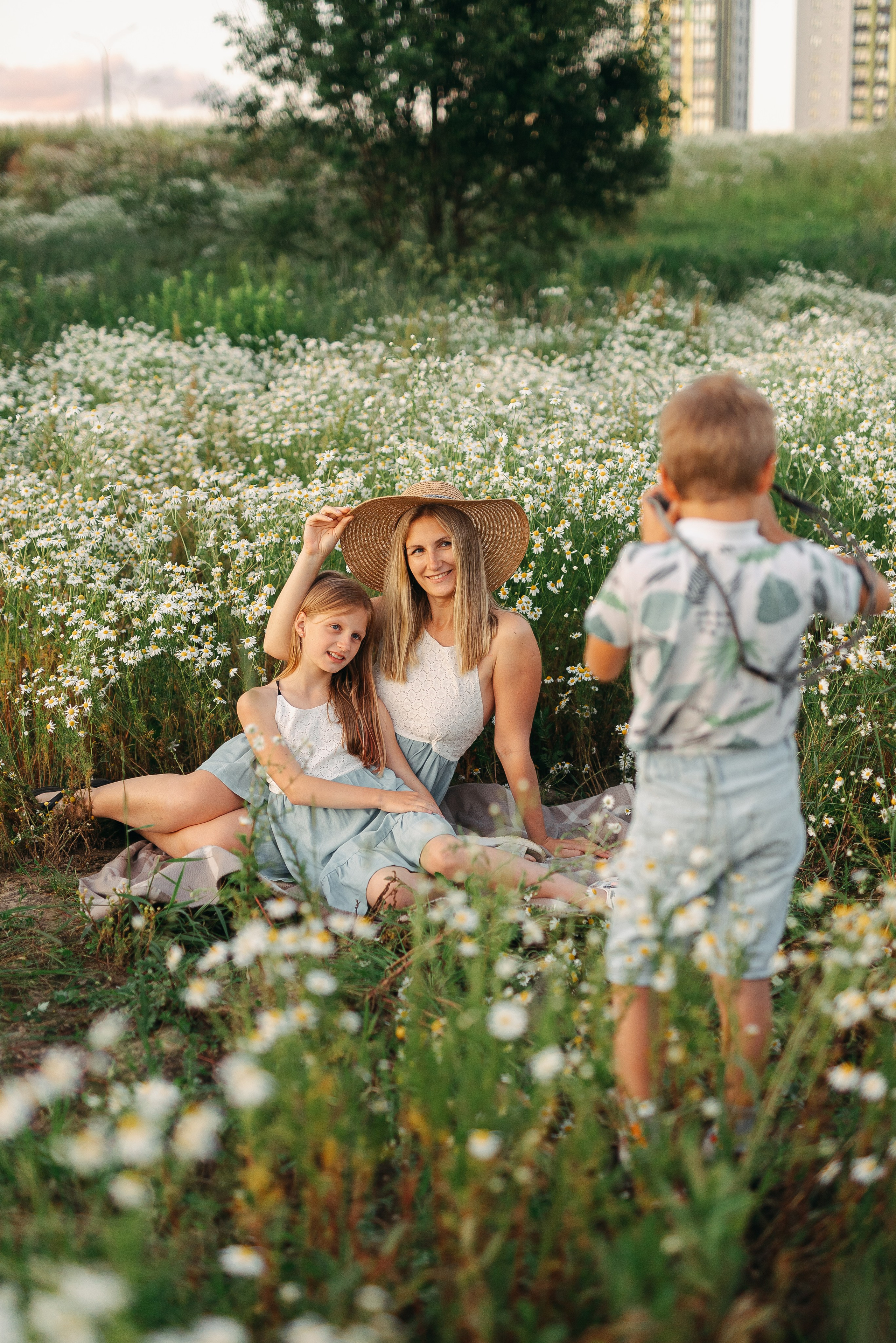 Фотосессия в ромашковом поле. Семейный детский фотограф. Фотосессия в Минске