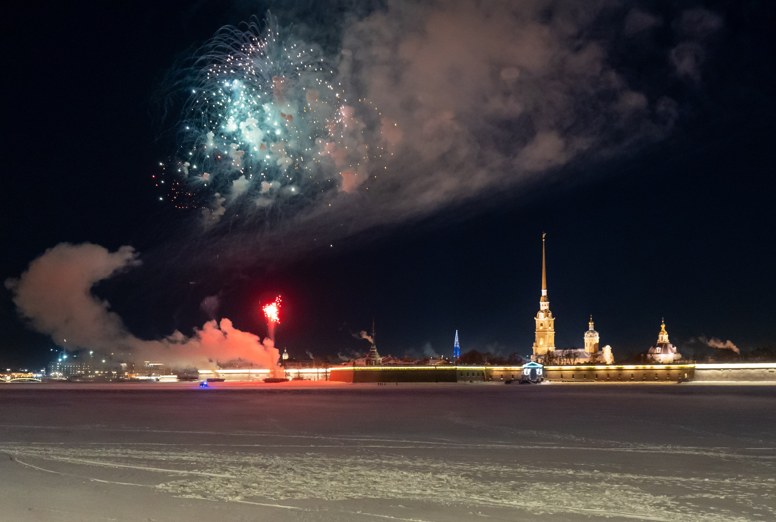 Праздничный салют в честь Дня защитника Отечества. Главная