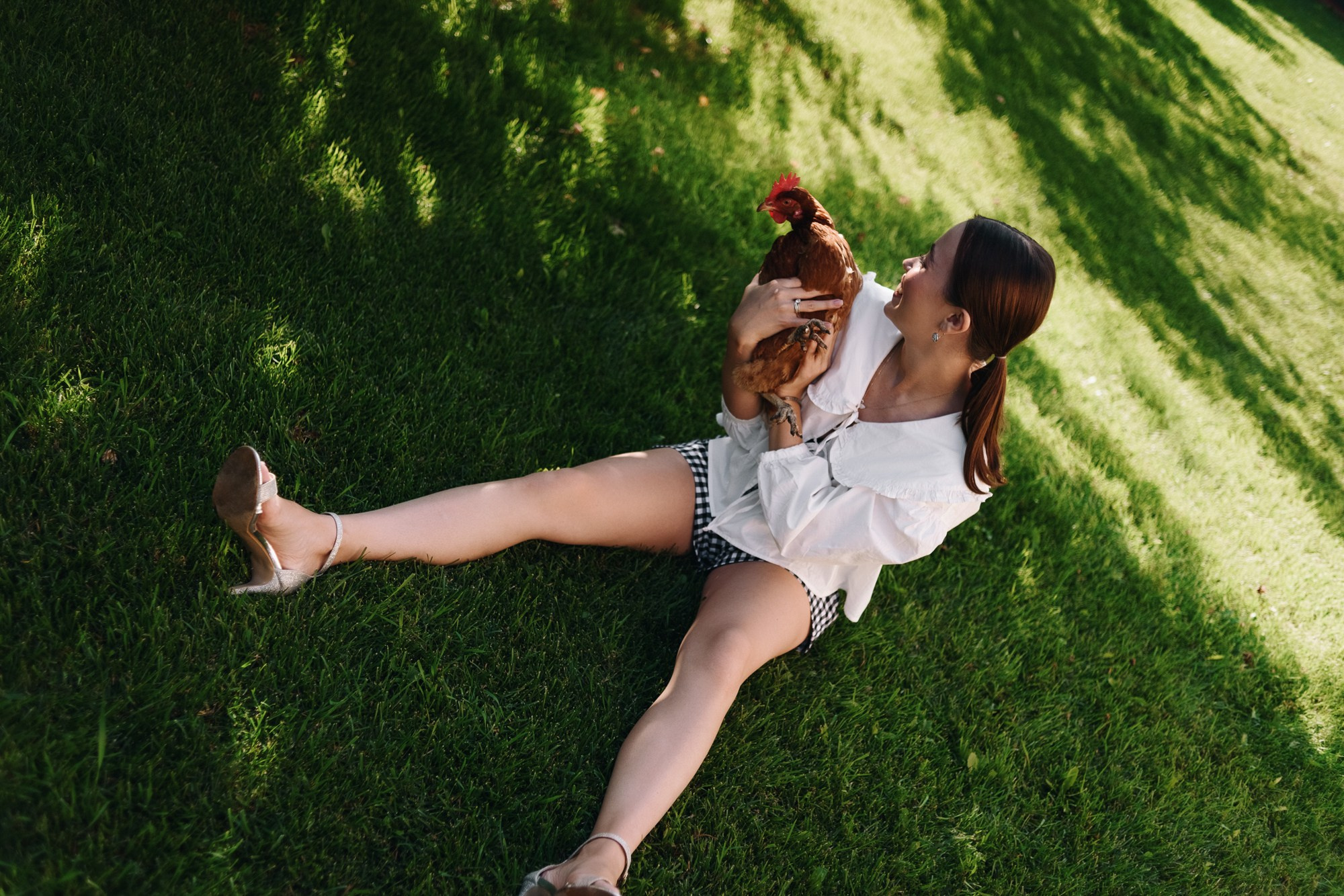 Живая природа на свадьбе: жених и невеста в яблоневом саду среди домашних птиц