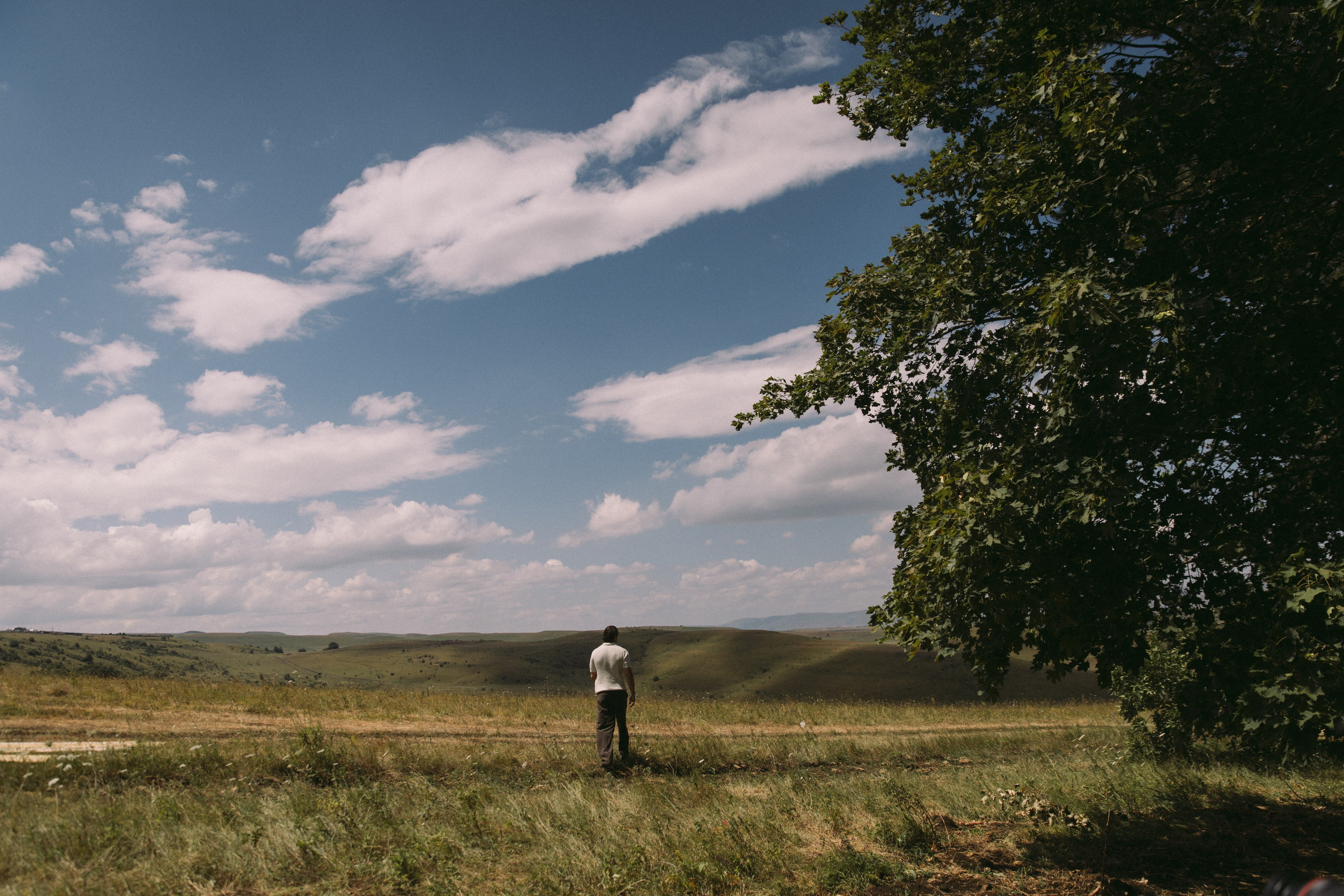 Утро невесты в глэмпинге свадебная фотосессия на Джилы-Су Приэльбрусье. Свадебный, репортажный и портретный фотограф Сочи, Краснодар. Александра Зайцева
