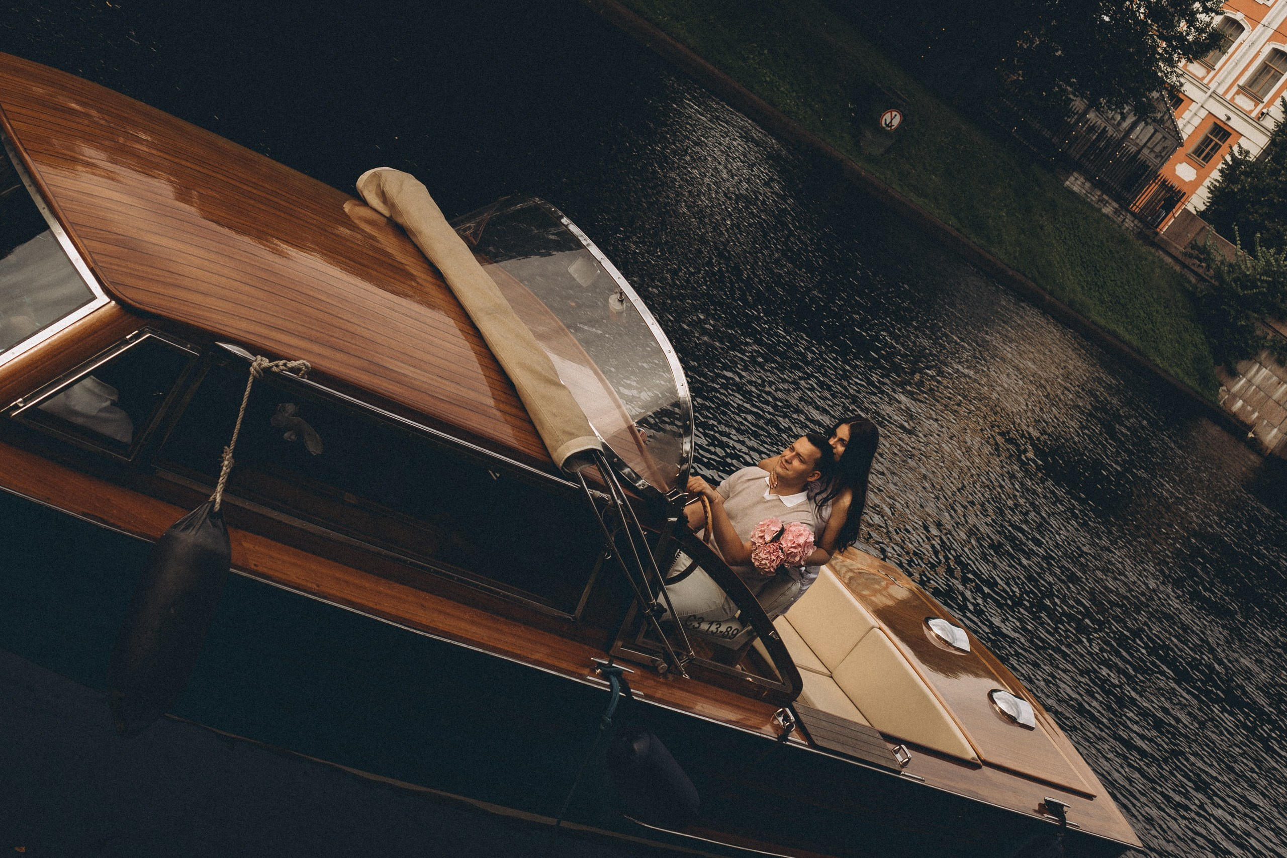 СВАДЕНБНАЯ СЬЕМКА НА КАТЕРЕ ПО КАНАЛАМ САНКТ-ПЕТЕРБУРГА И В АКВАТОРИИ НЕВЫ. Профессиональный фотограф, Санкт-Петербург — Виктория Богомолова