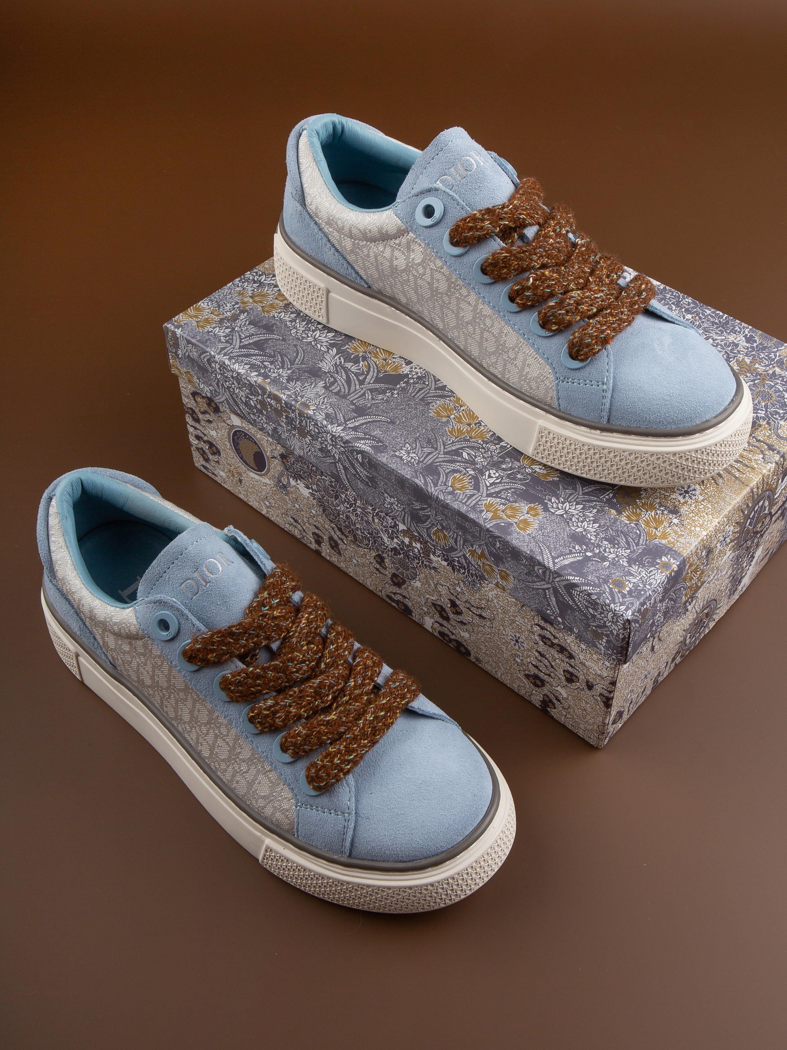 Обувь на цветных фонах. Фотограф Мария Кольцова