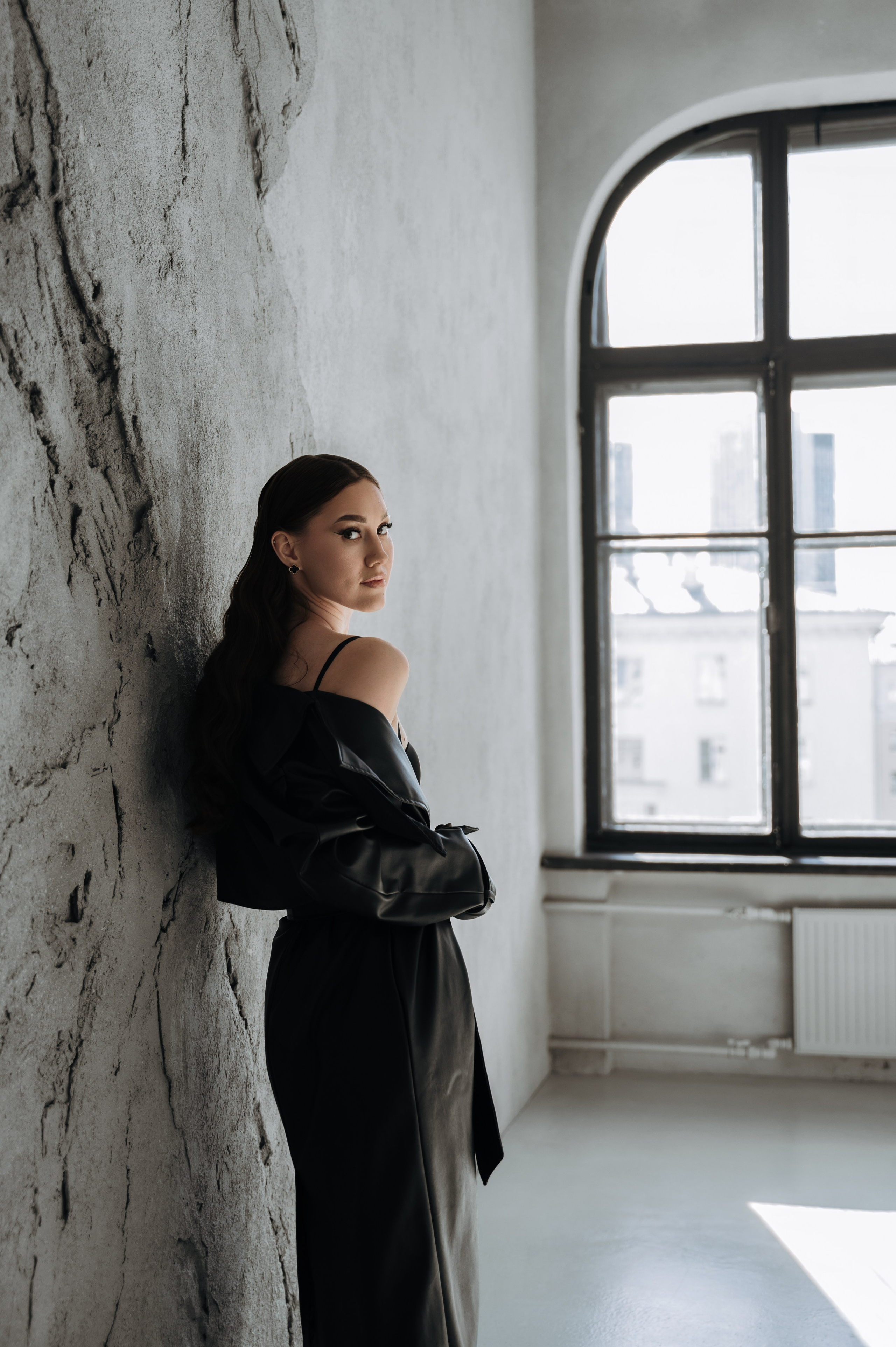 Настя — фотосессия в темной студии с хрустальной люстрой. Портретный и семейный фотограф в Екатеринбурге Мария Чахеева