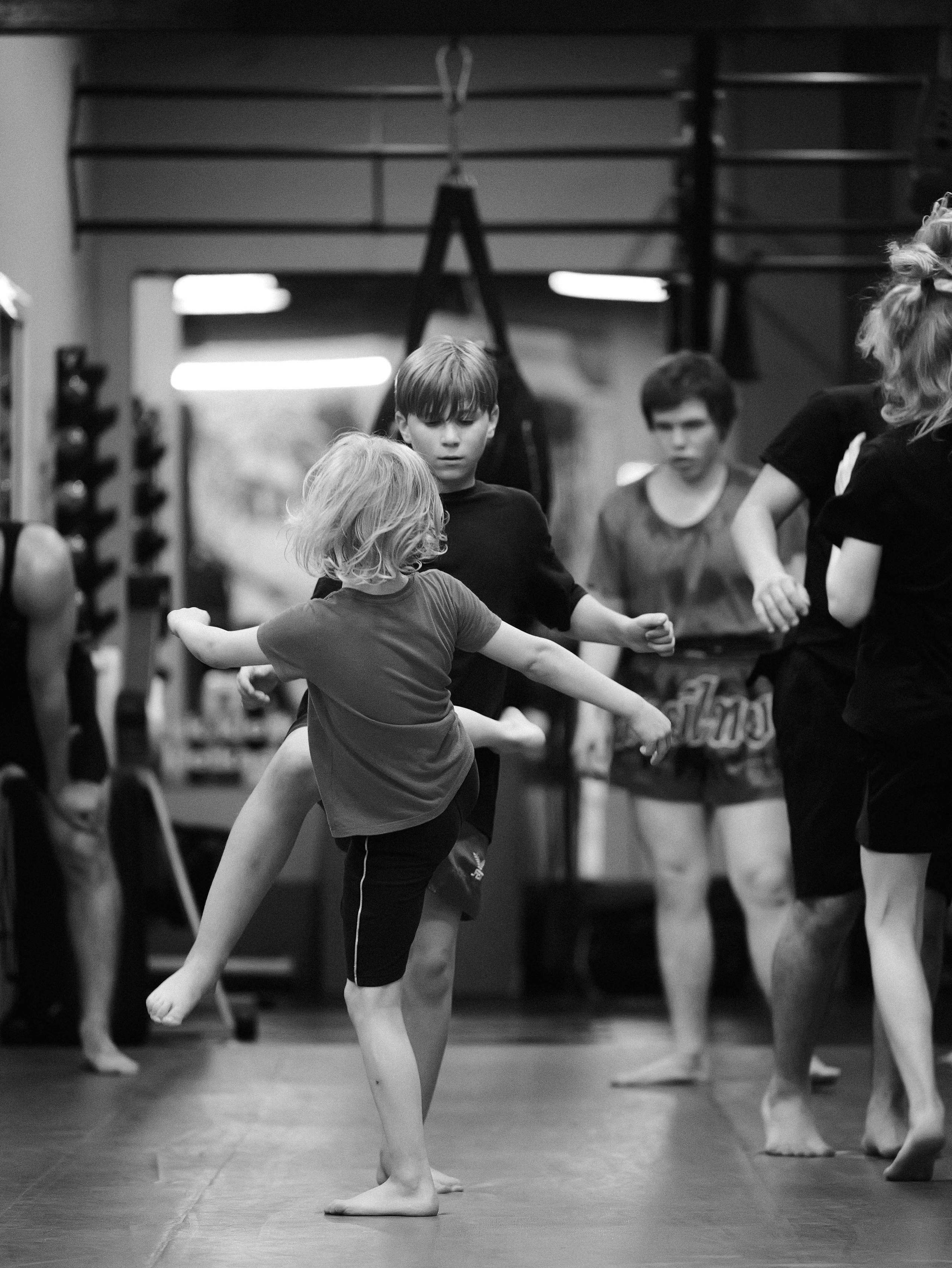 Тренировка по тайскому боксу в клубе KLETKA. Клуб единоборств, тайского бокса и джиу-джитсу KLETKA