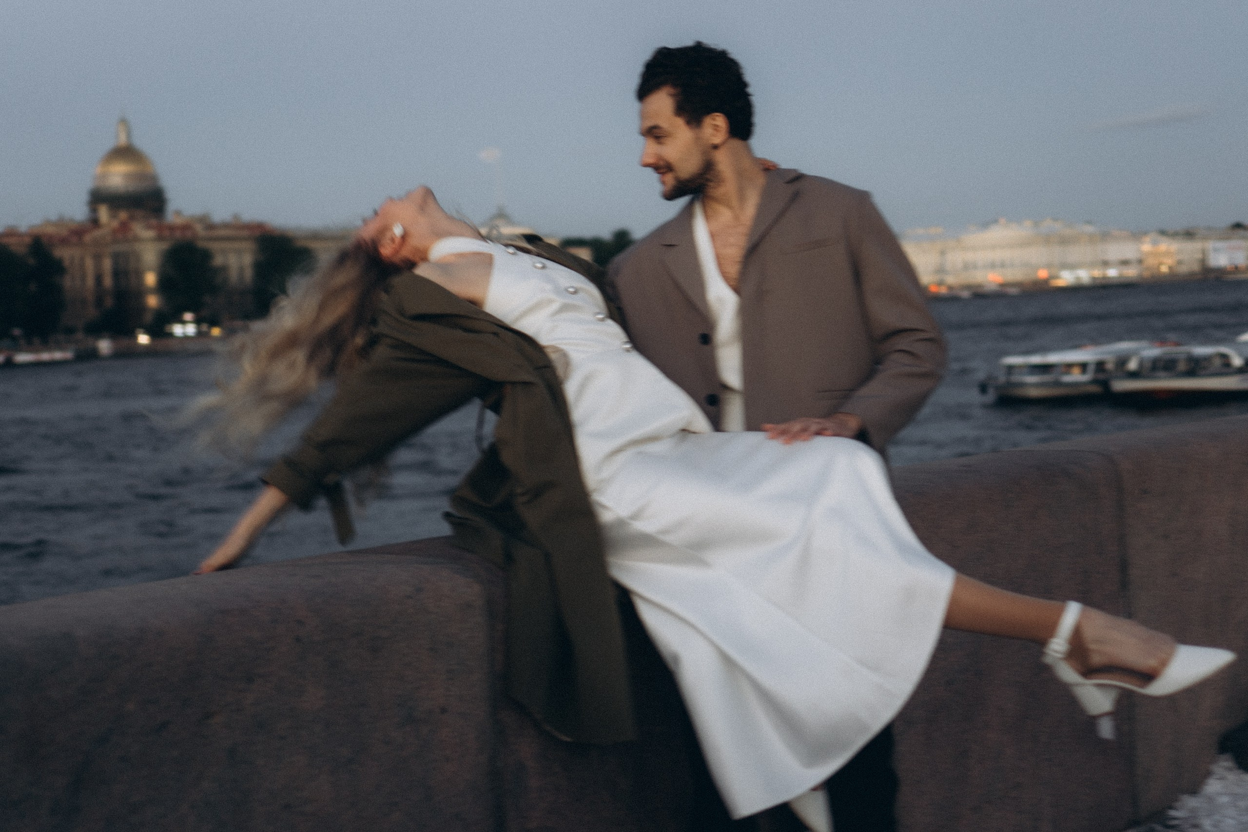 СВАДЕБНАЯ СЬЕМКА ПАРЫ НА РАССВЕТЕ В БЕЛЫЕ НОЧИ И ПРОГУЛКА С РАЗВОДНЫМИ МОСТАМИ И ПИКНИК ВОЗЛЕ ИСАКИЕВСКОГО СОБОРА. Профессиональный фотограф, Санкт-Петербург — Виктория Богомолова