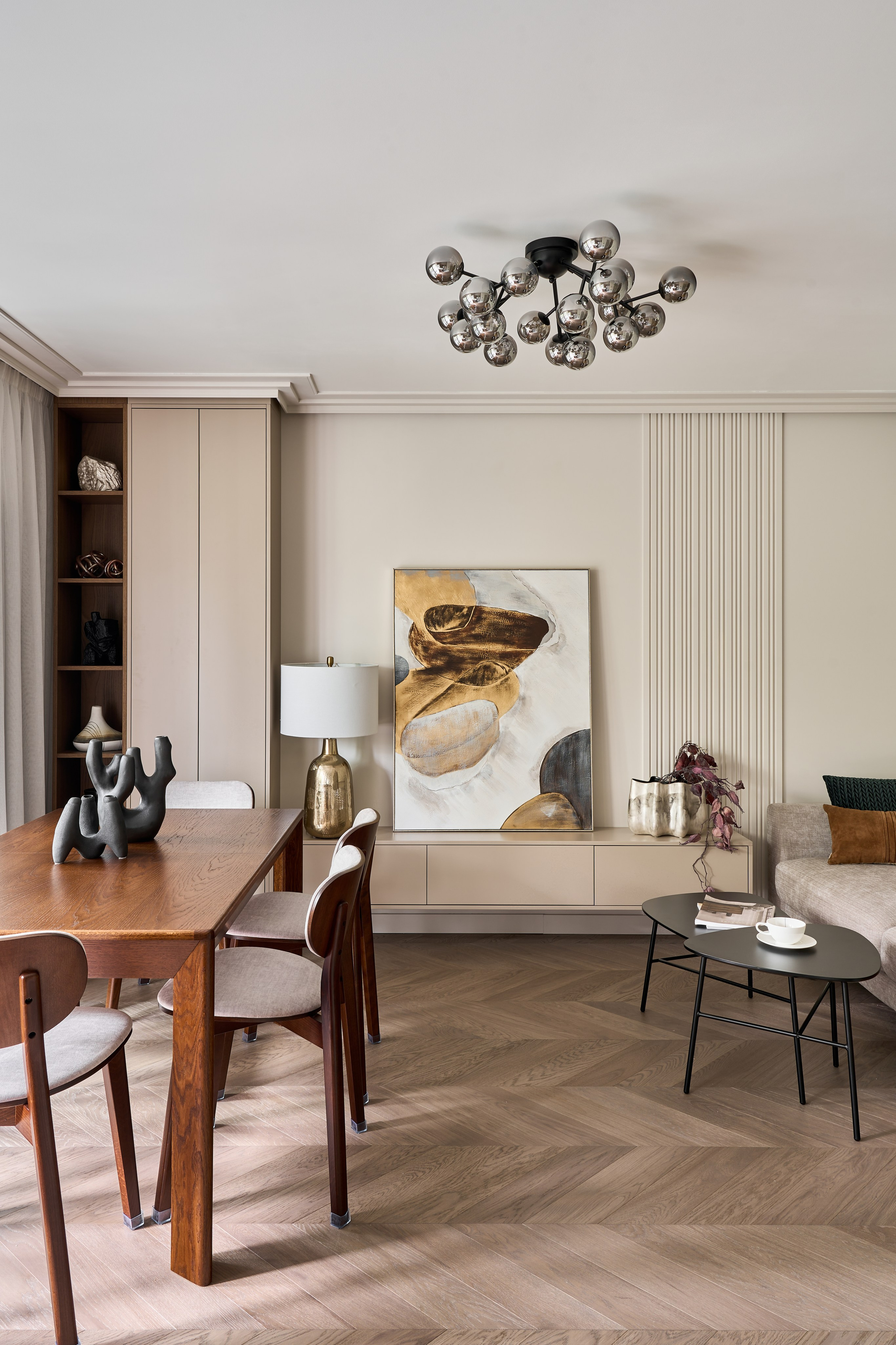 обеденная зона в современной квартире интерьер в тёплых тонах