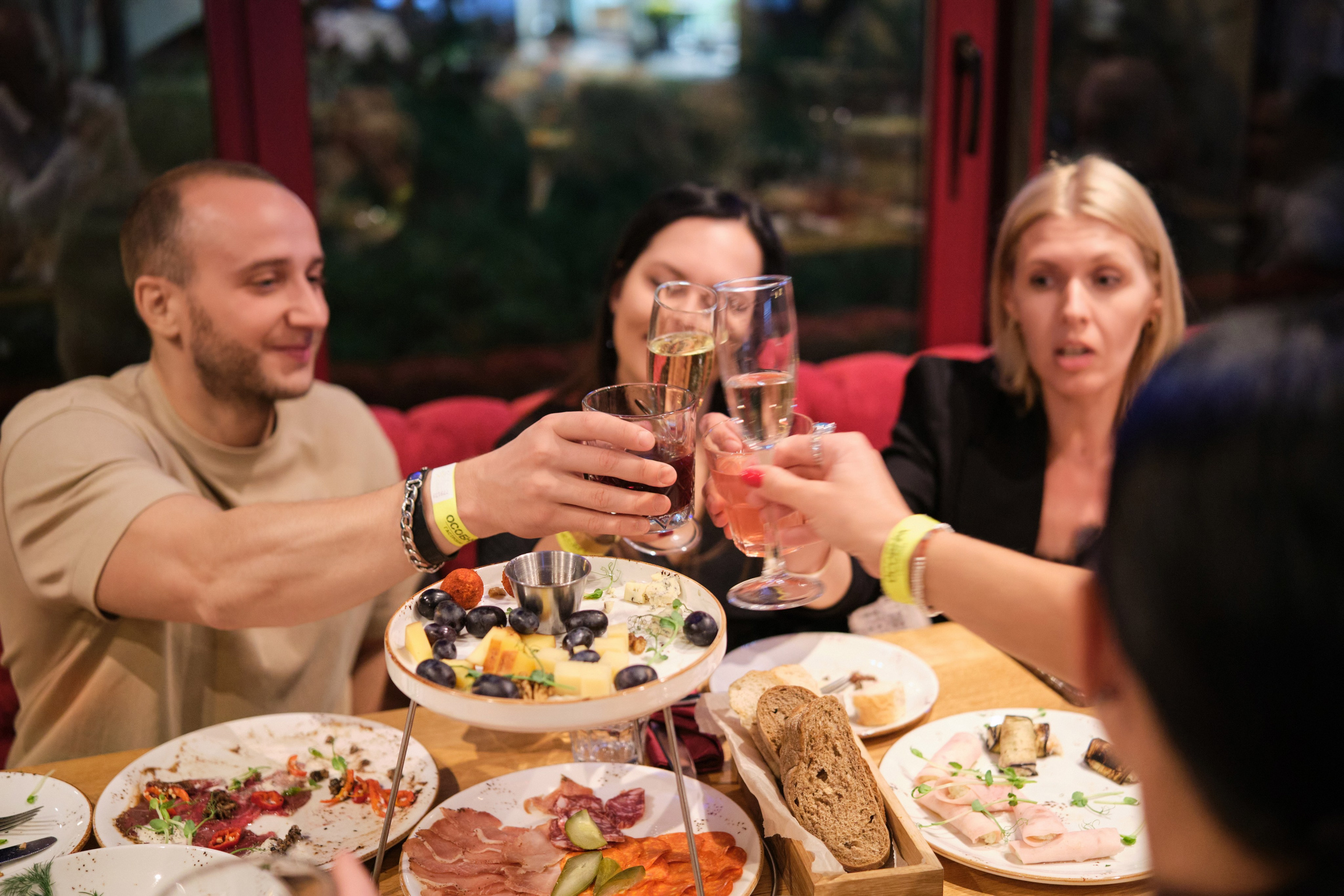 День рождения Наталии в гастропабе Особняк. Репортажный фотограф Дмитрий Литвинский. Минск, Беларусь, мир
