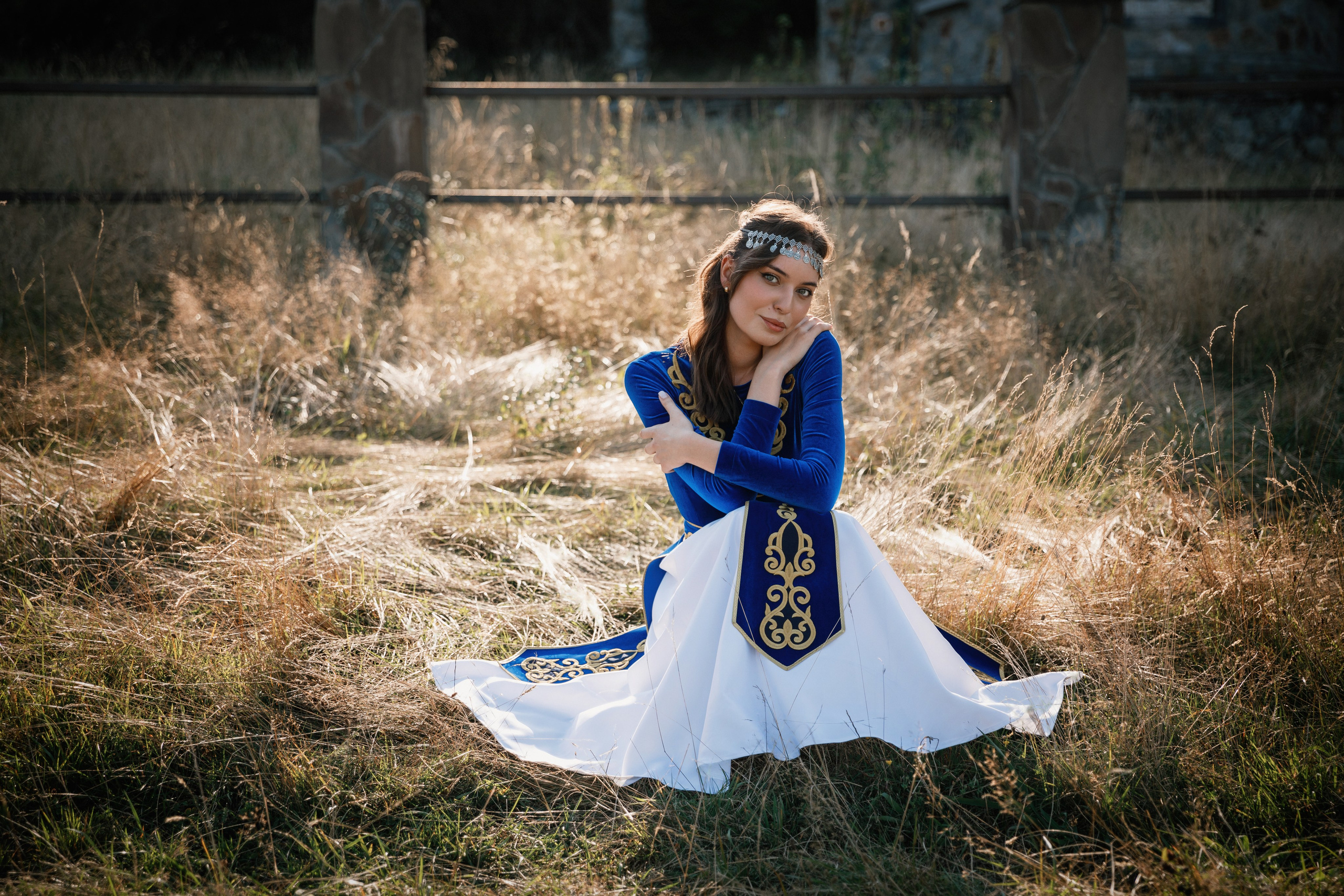 Индивидуальная фотосессия в горах, в армянском национальном платье. Фотограф во Владикавказе Юрий Геворгизов