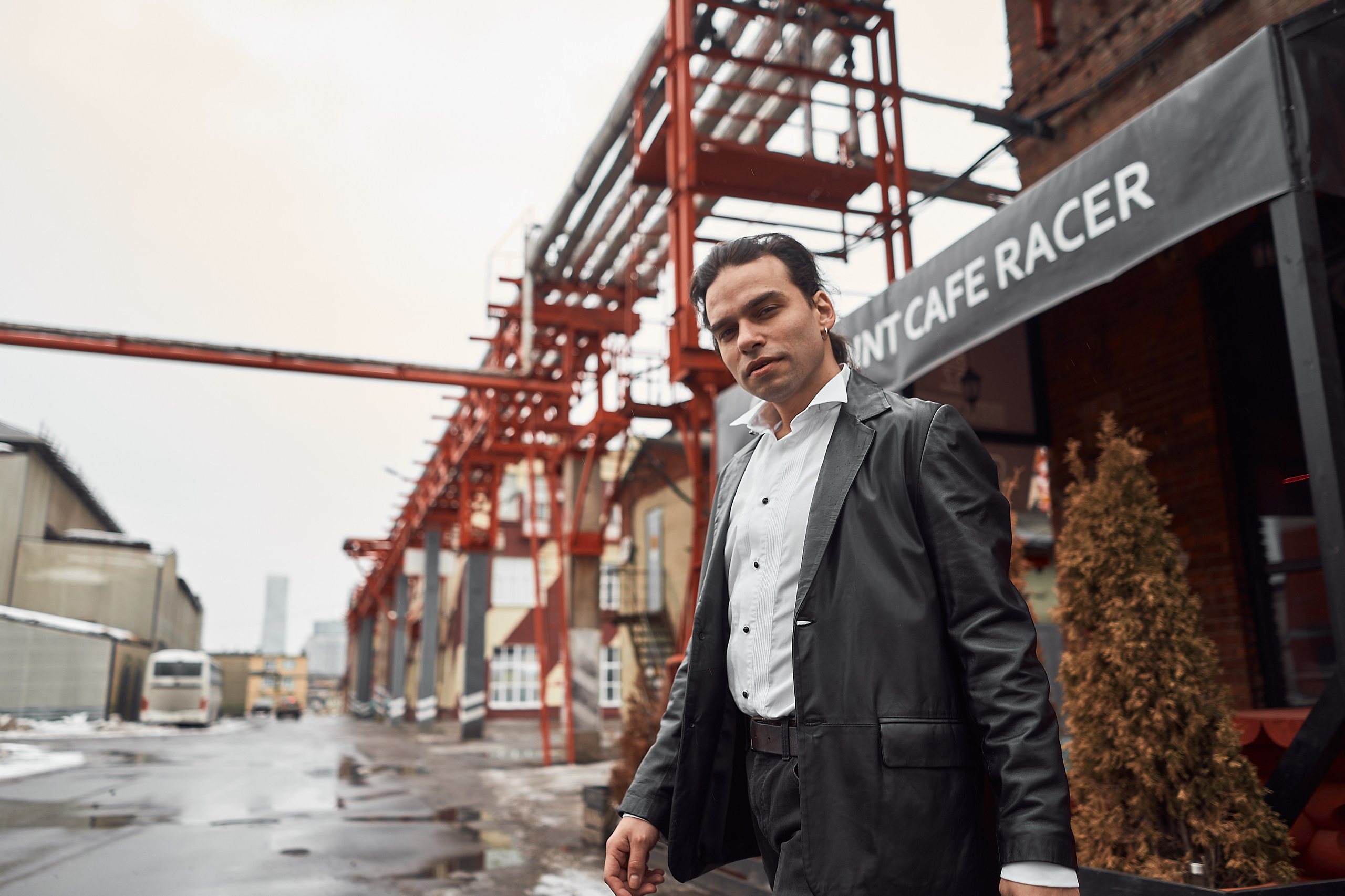 Актёр кино, артист мюзиклов, ведущий мероприятий, ведущий свадеб, дед Мороз — всё это Святослав Ставцев