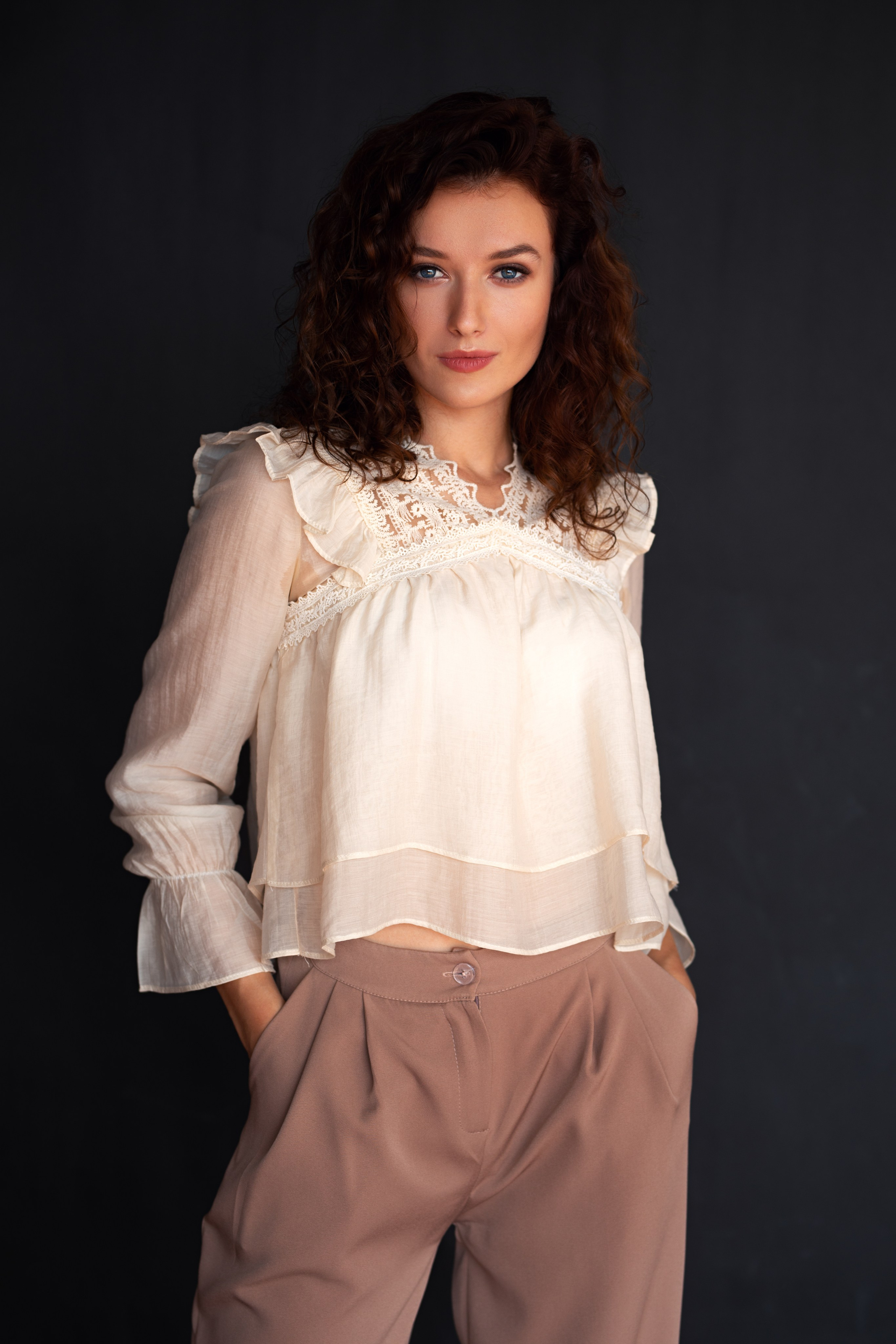 Фотосет с Анастасией в студии с минимальным интерьером в формате для «себя»