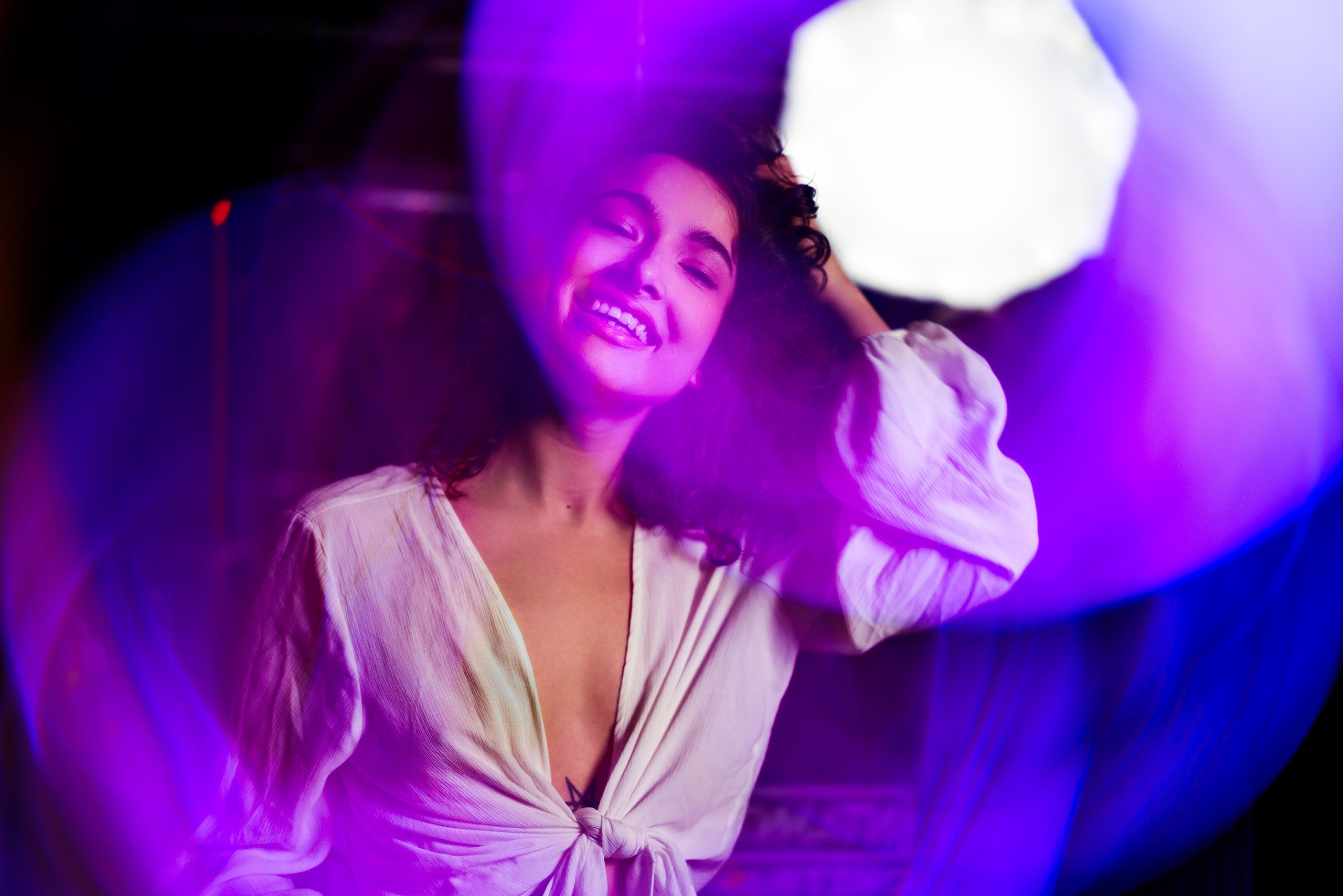 Женский портрет с драматичным фиолетовым неоновым освещением в интерьере Тимати Картинг. Нетворкинг для фотографов. Фотограф Сергей SandMan