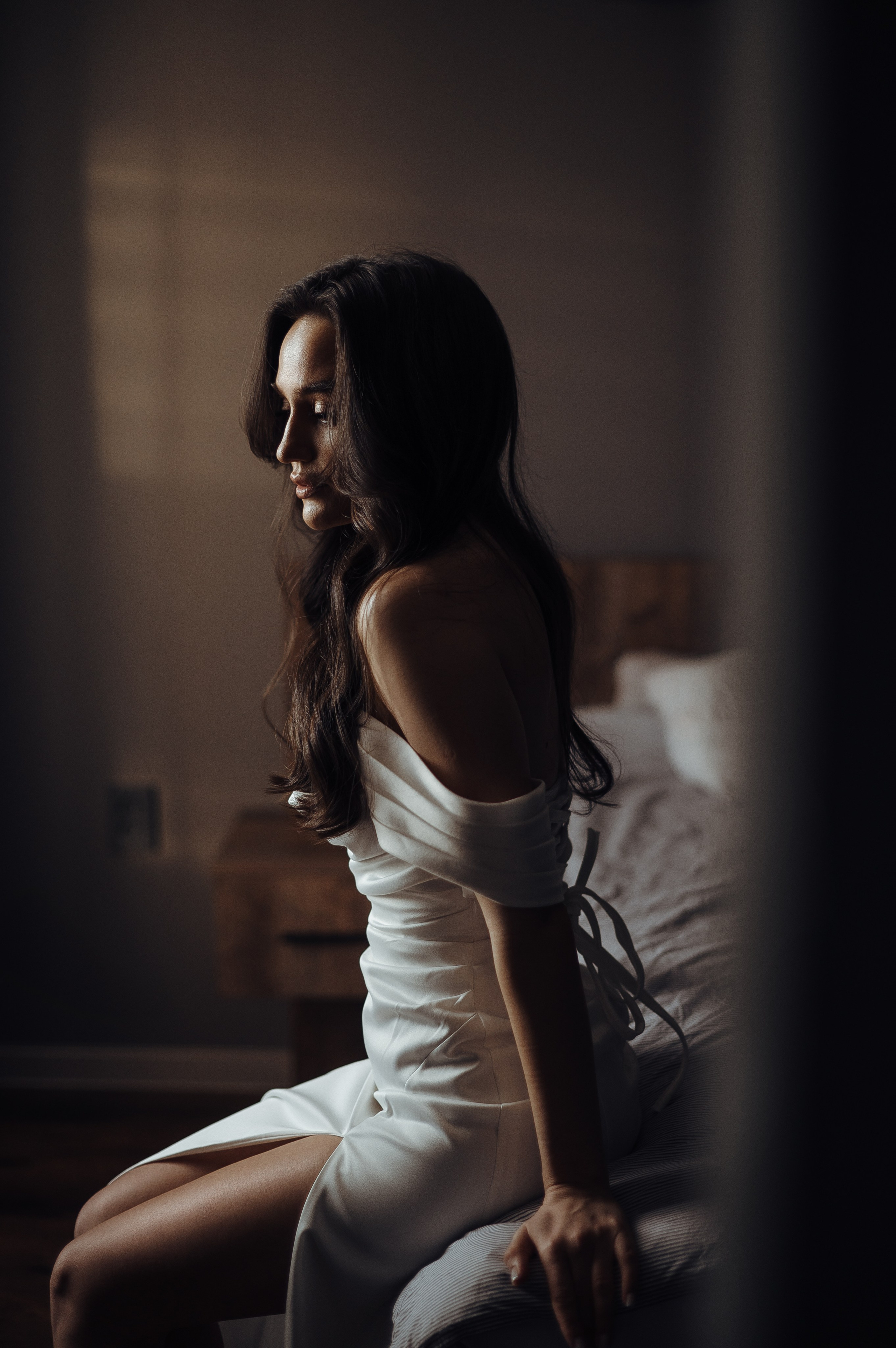 Красивая и нежная невеста  во время сборов дома