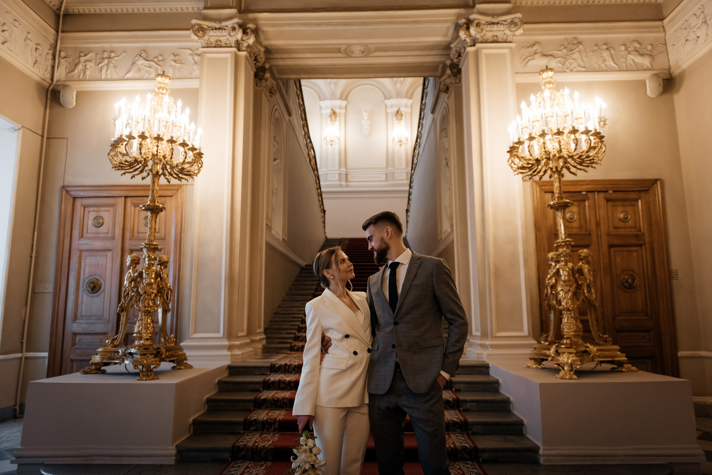 свадебная фотосессия у здания Законодательного собрания