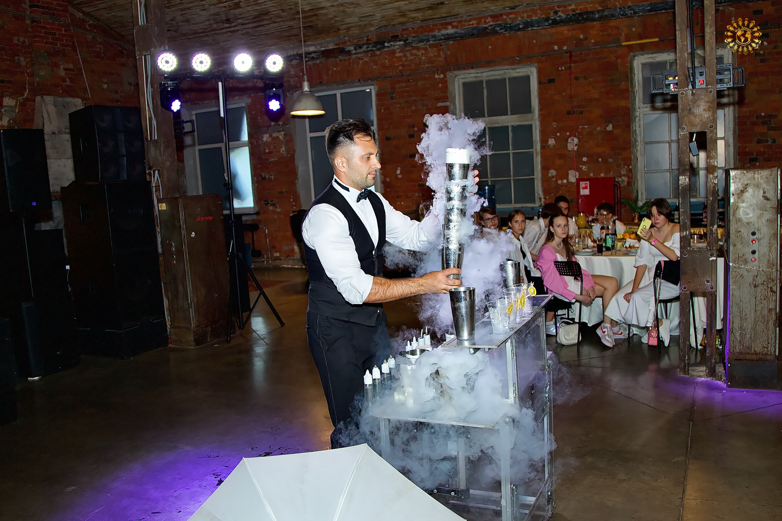 Выпускной 2023 (9-й класс, школа № 46). Loft Urban. Москва. Репортажная съемка в Москве и области. Анималистика