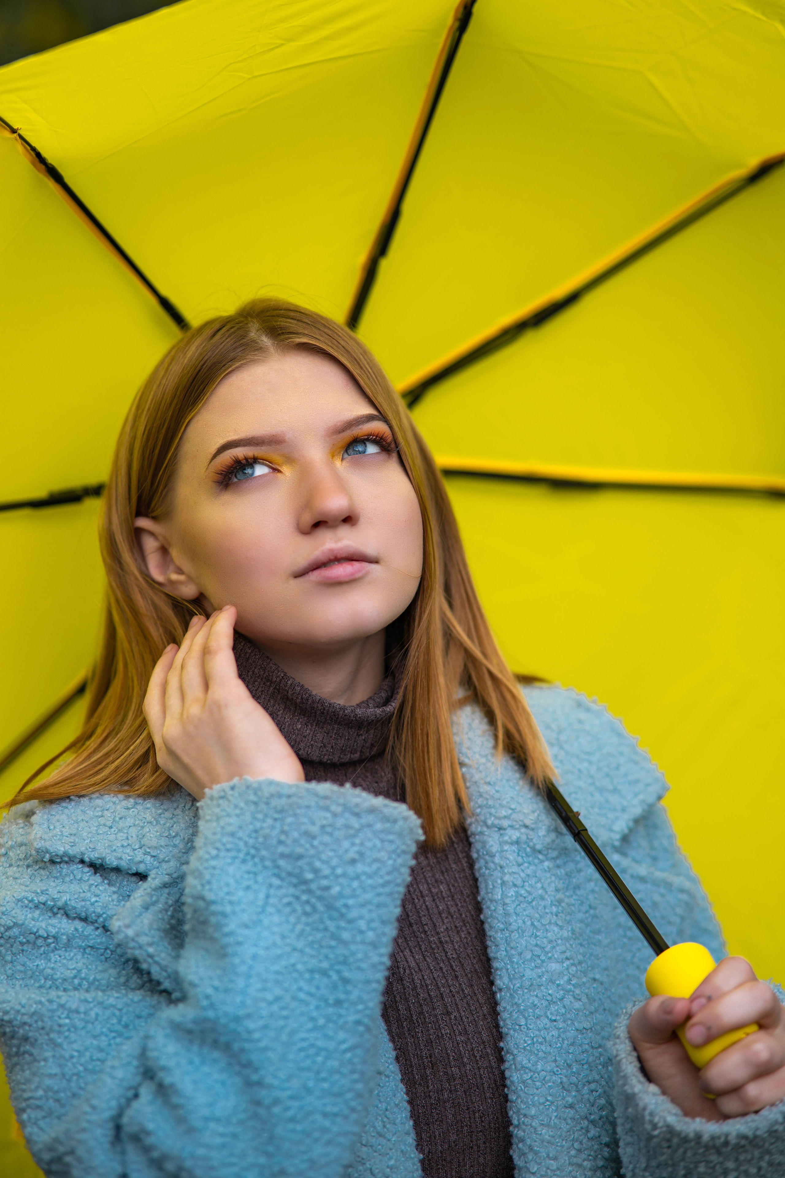 Осенняя индивидуальная съемка на фоне пожелтевших деревьев. Семейный и свадебный фотограф в Абакане Юлия Су