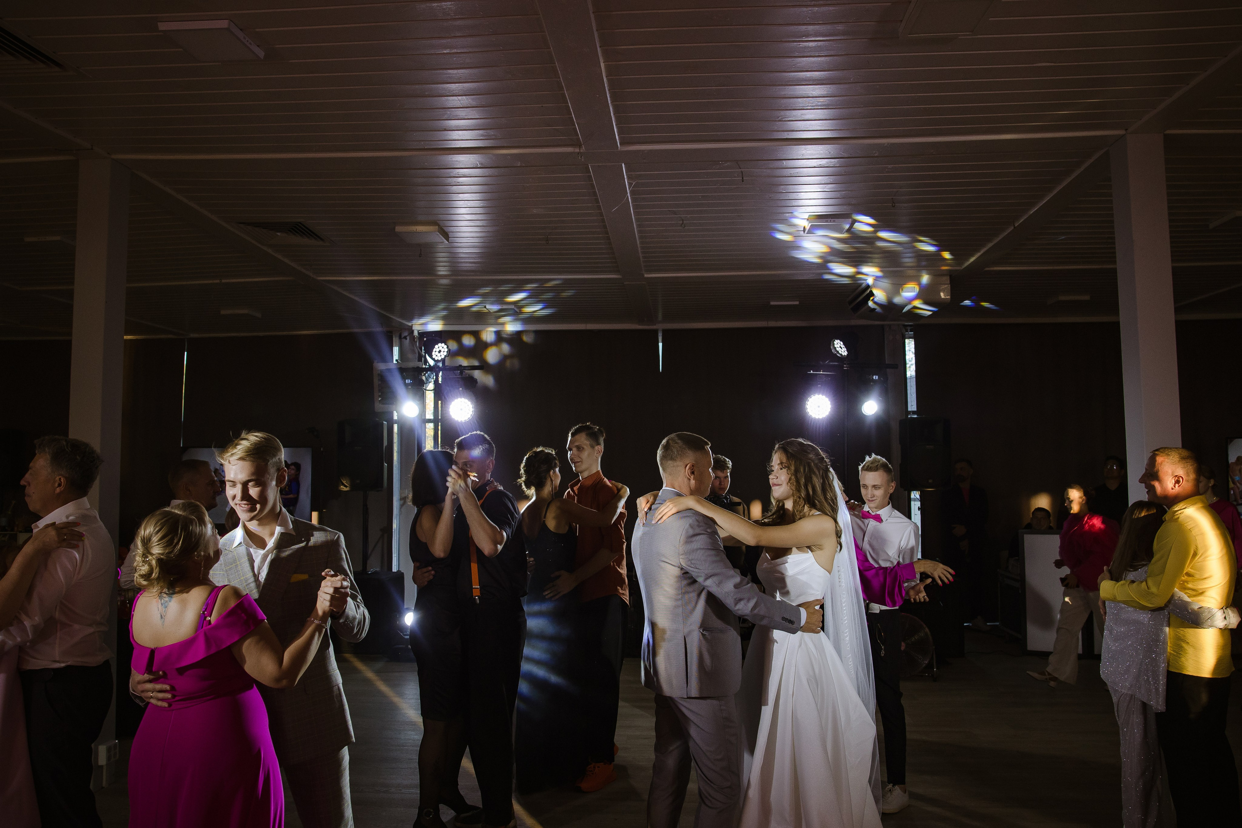 Яркая неоновая свадебная фотосессия в «Нет на карте». Свадебный и семейный фотограф в Самаре и Тольятти | Елена Топанцева