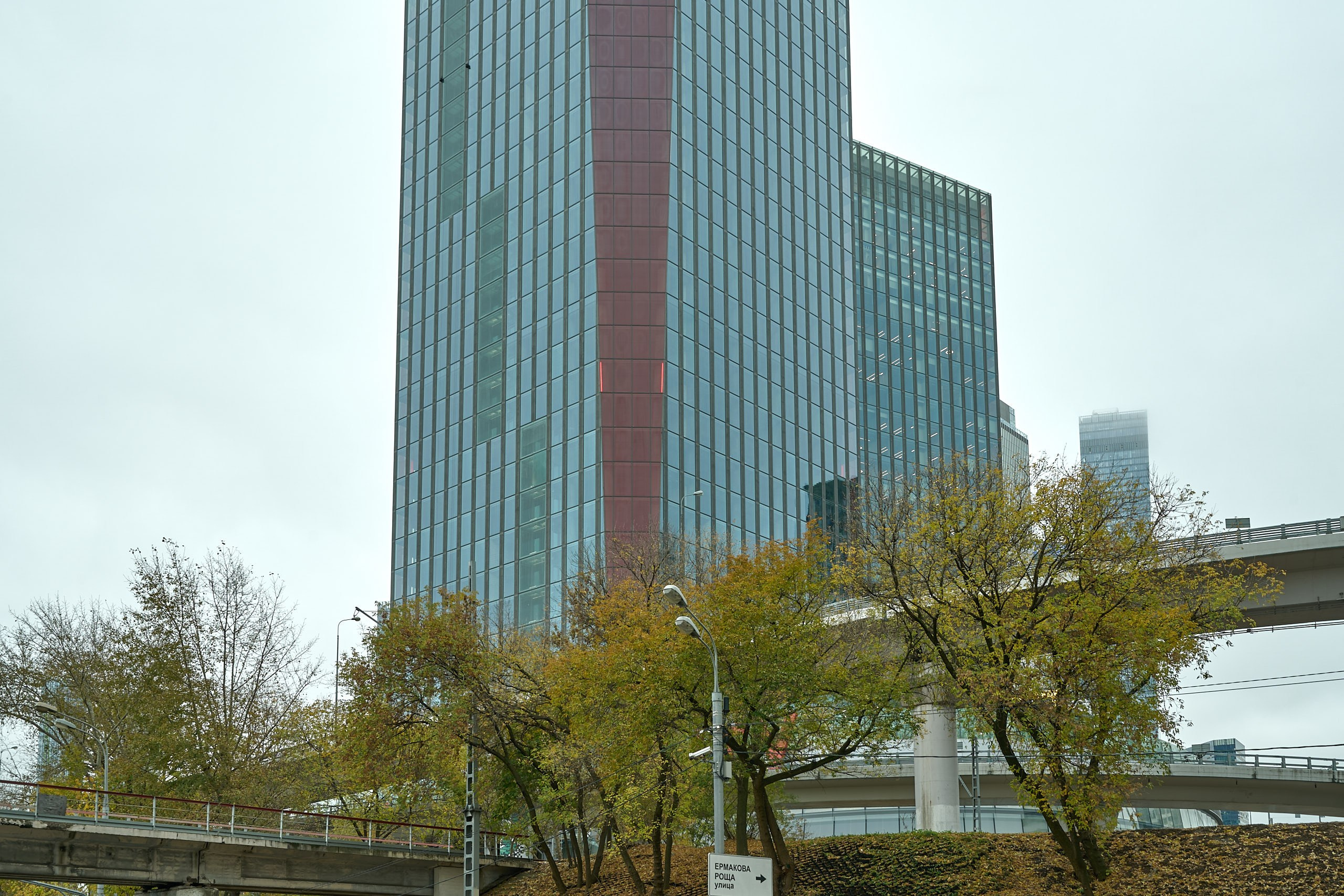 Архитектурная съемка небоскреба iCity со стороны въезда и входа в комплекс