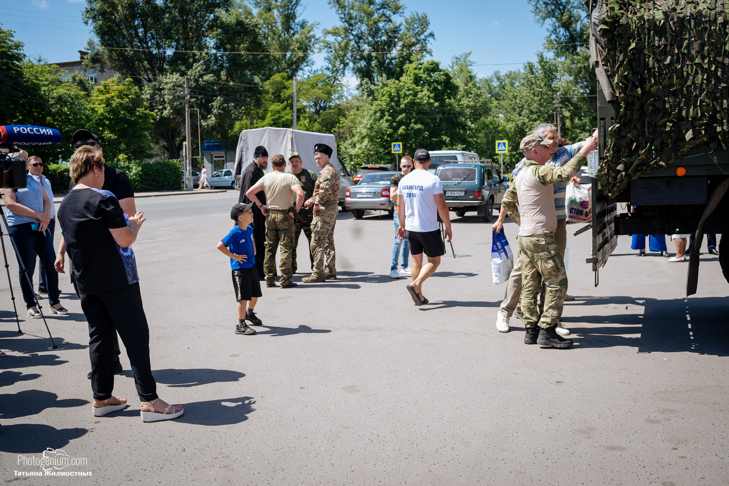 8 июня «Патриоты из Курска» сбор гуманитарной помощи у кинотеатра «Родина». Фотограф Нижний Новгород Татьяна Кейод