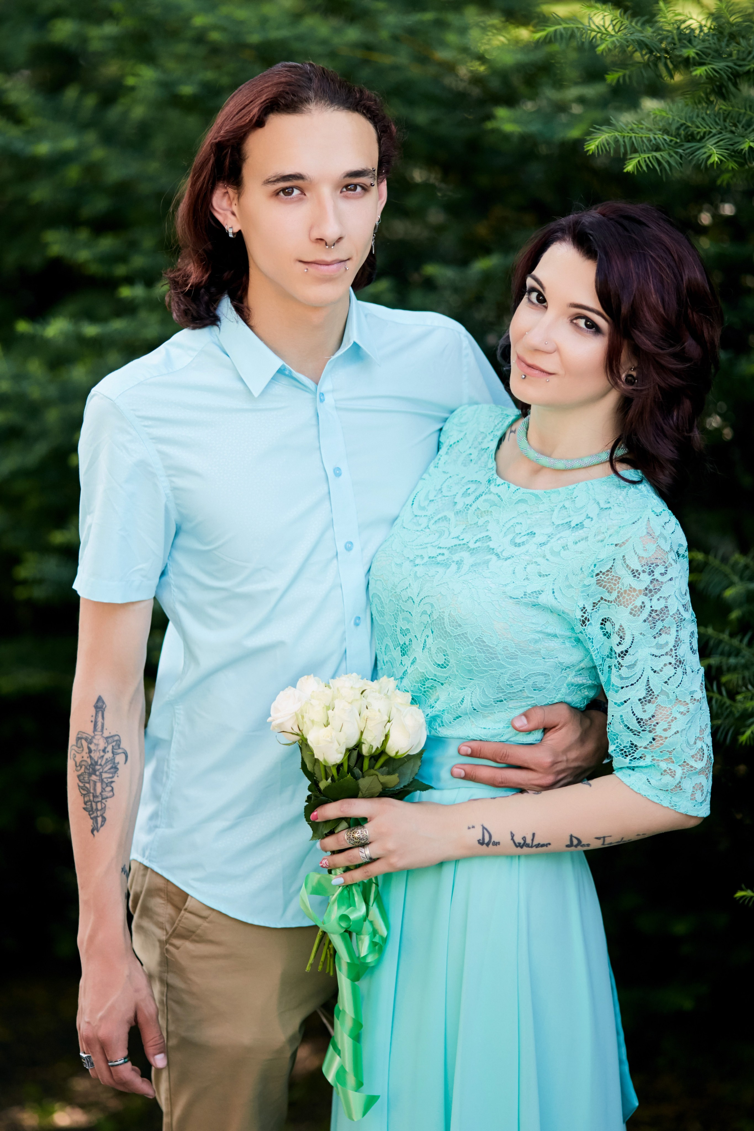 Постановочная свадебная фотосессия с красивой молодой парой с татуировками