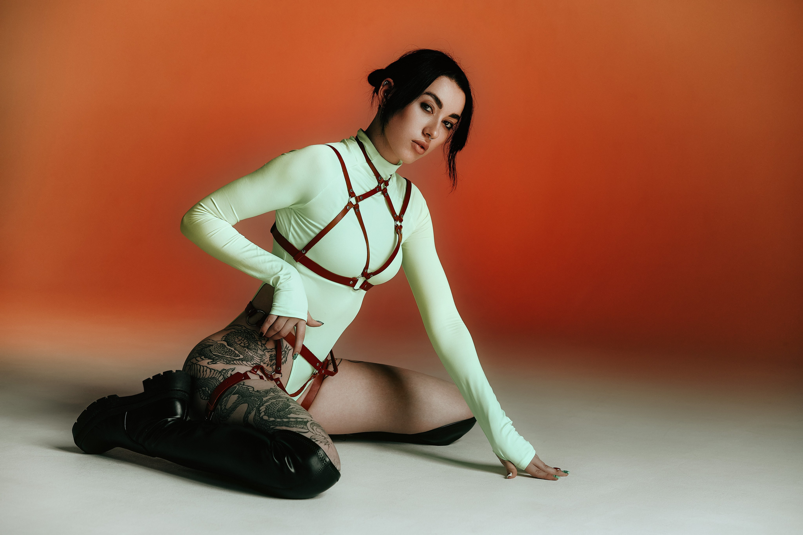 Стильная фотосессия на циклораме с цветным светом во Владивостоке