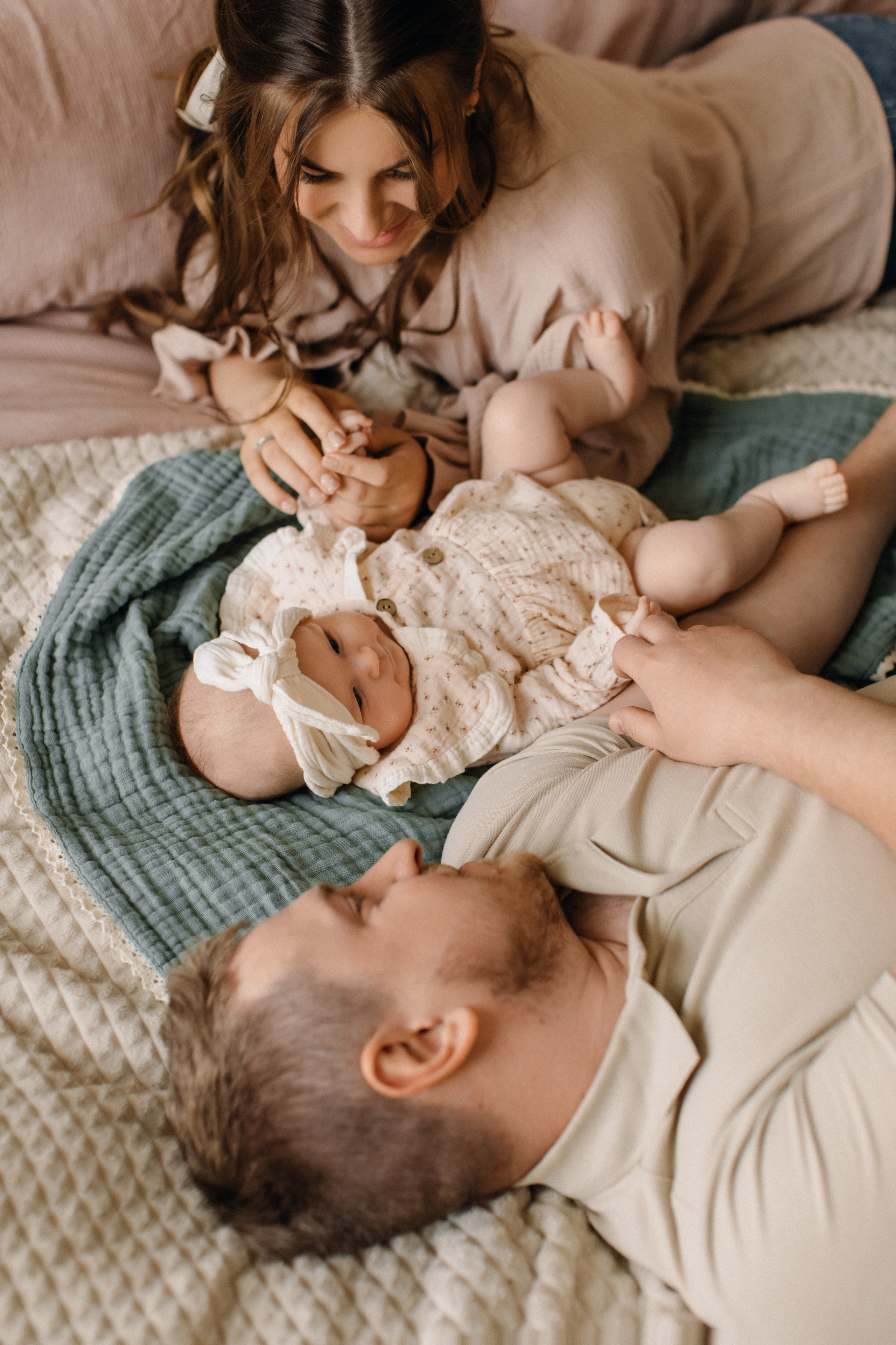 Малышка Ксения и родители. Семейная фотосессия в студии. Фотограф в Москве Ольга Сатони