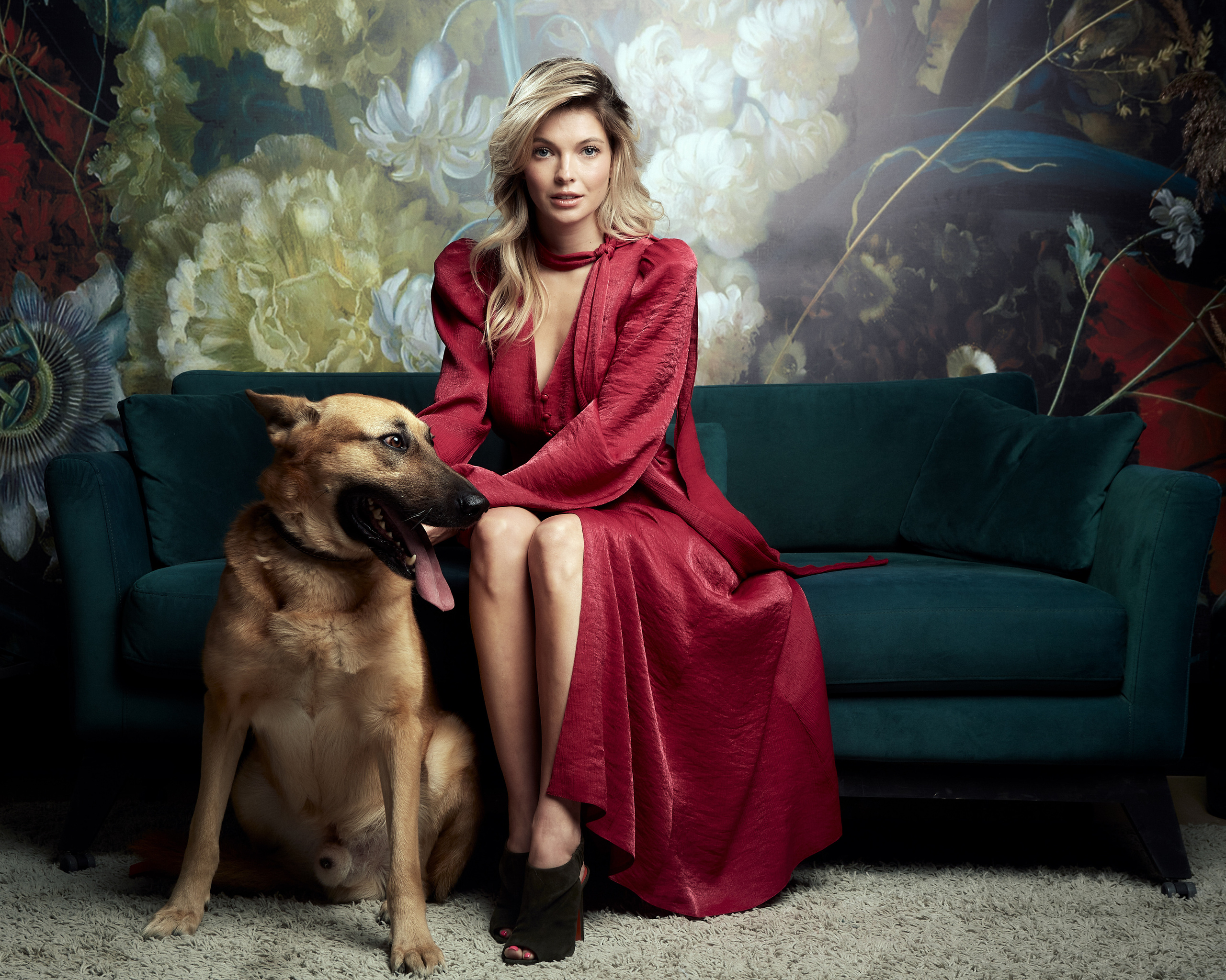 Наталья Бардо, актриса в красном платье с собакой на диване