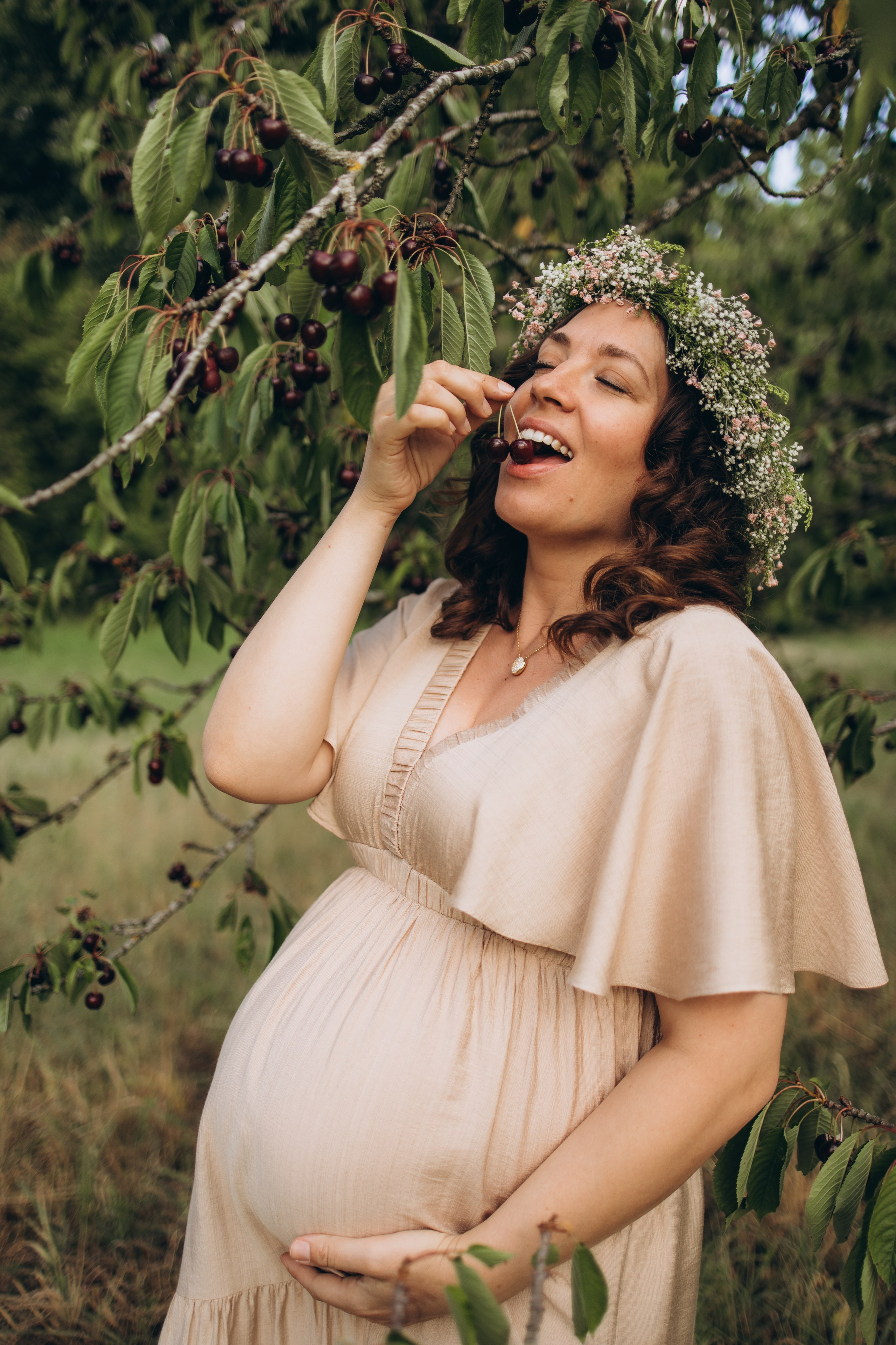 Babybauch-Shooting im Grünen. Fotografin in Erlangen, Nürnberg und Umgebung