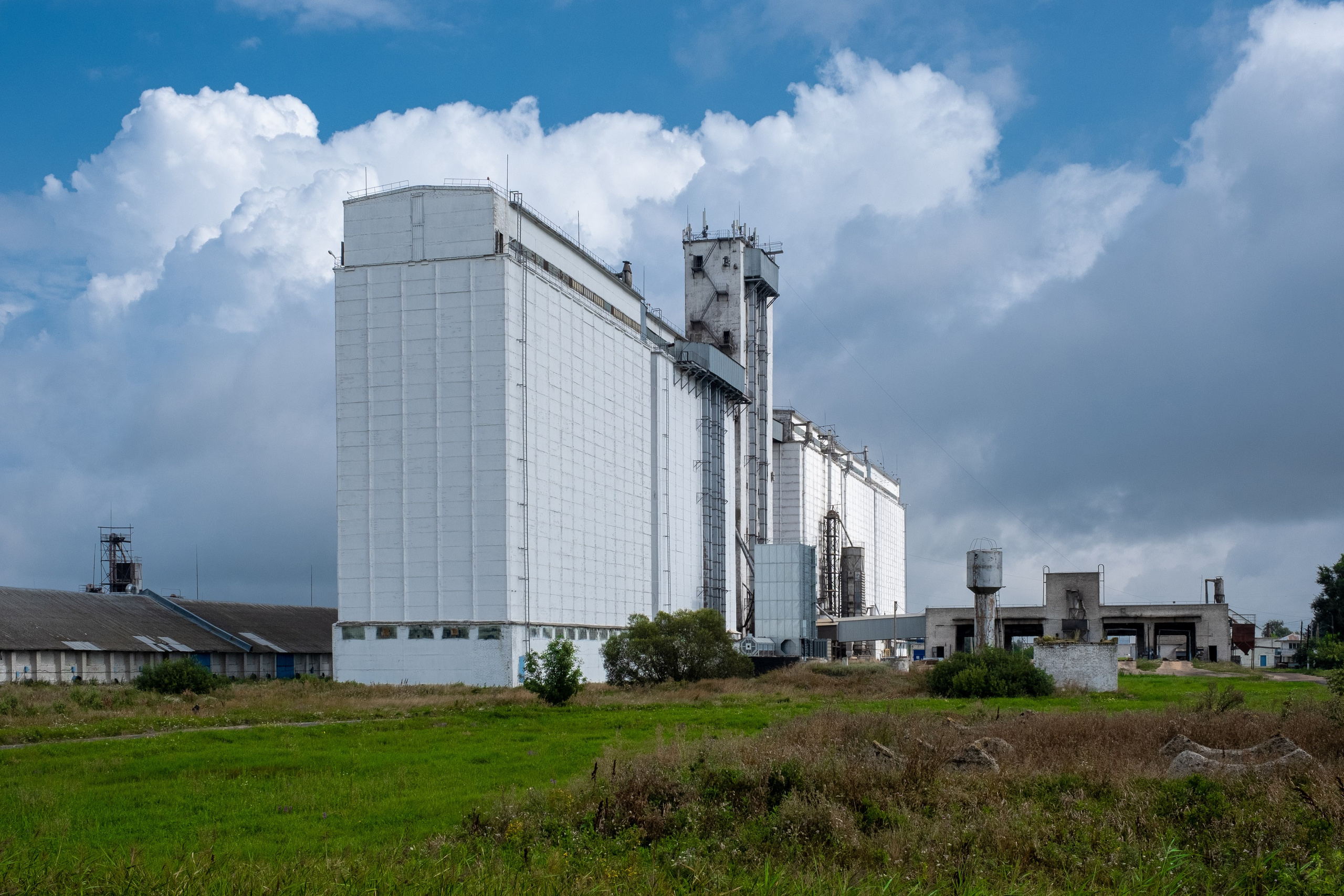 Пейзаж с элеватором