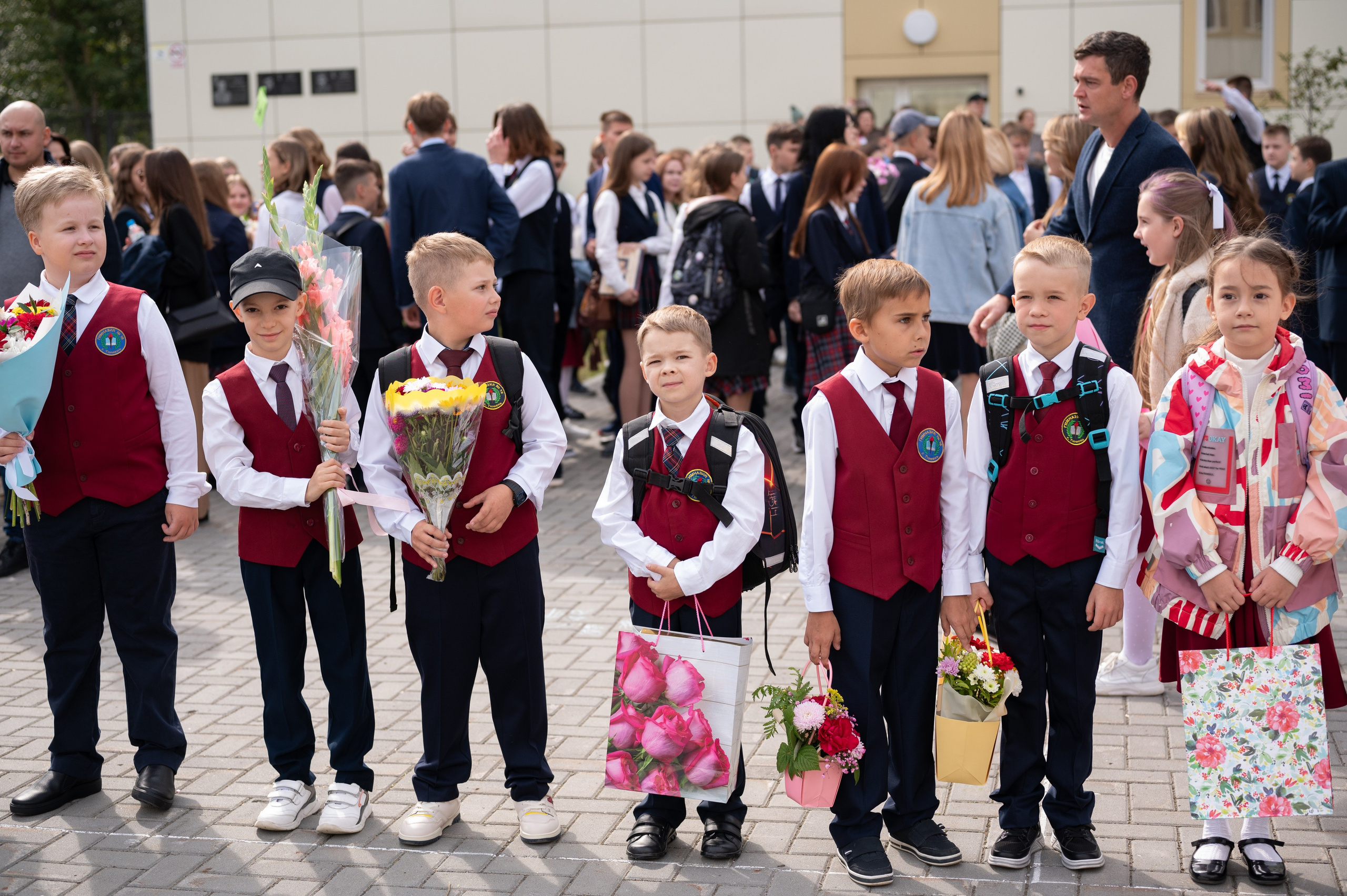 1 сентября 16 гимназия 2 класс (линейка + в классе+ на улице). Фотограф новорожденных, семейный детский в Тюмени Татьяна Морозова