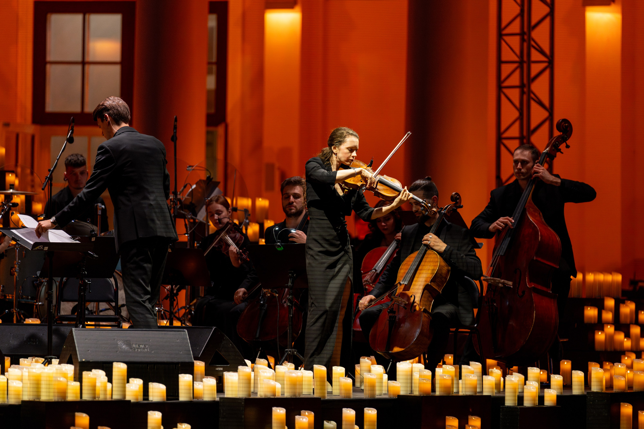 Симфонический оркестр Lumisfera при свечах. Фотограф Никита Комаров