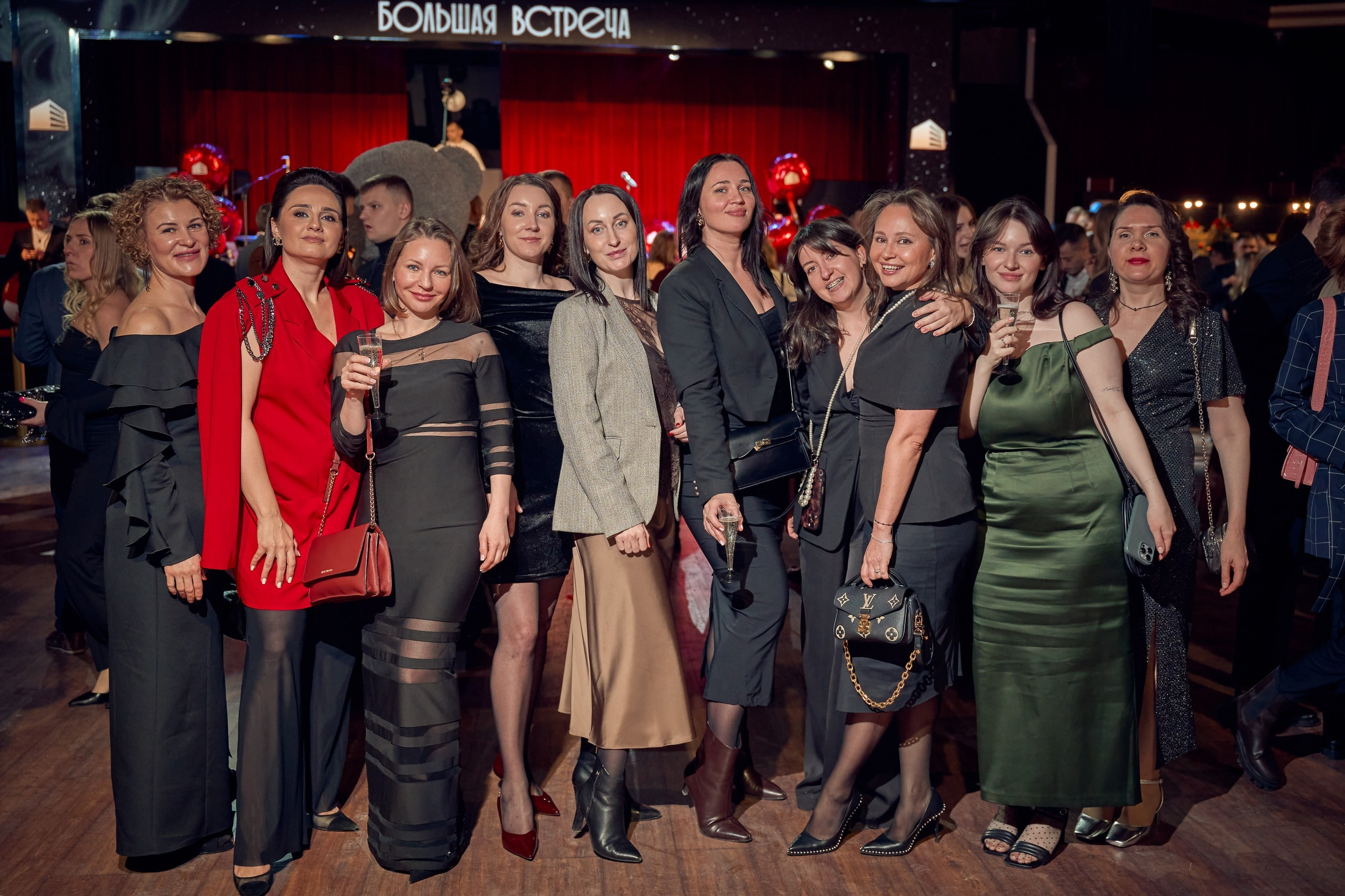 люди полируют репортажному фотографу