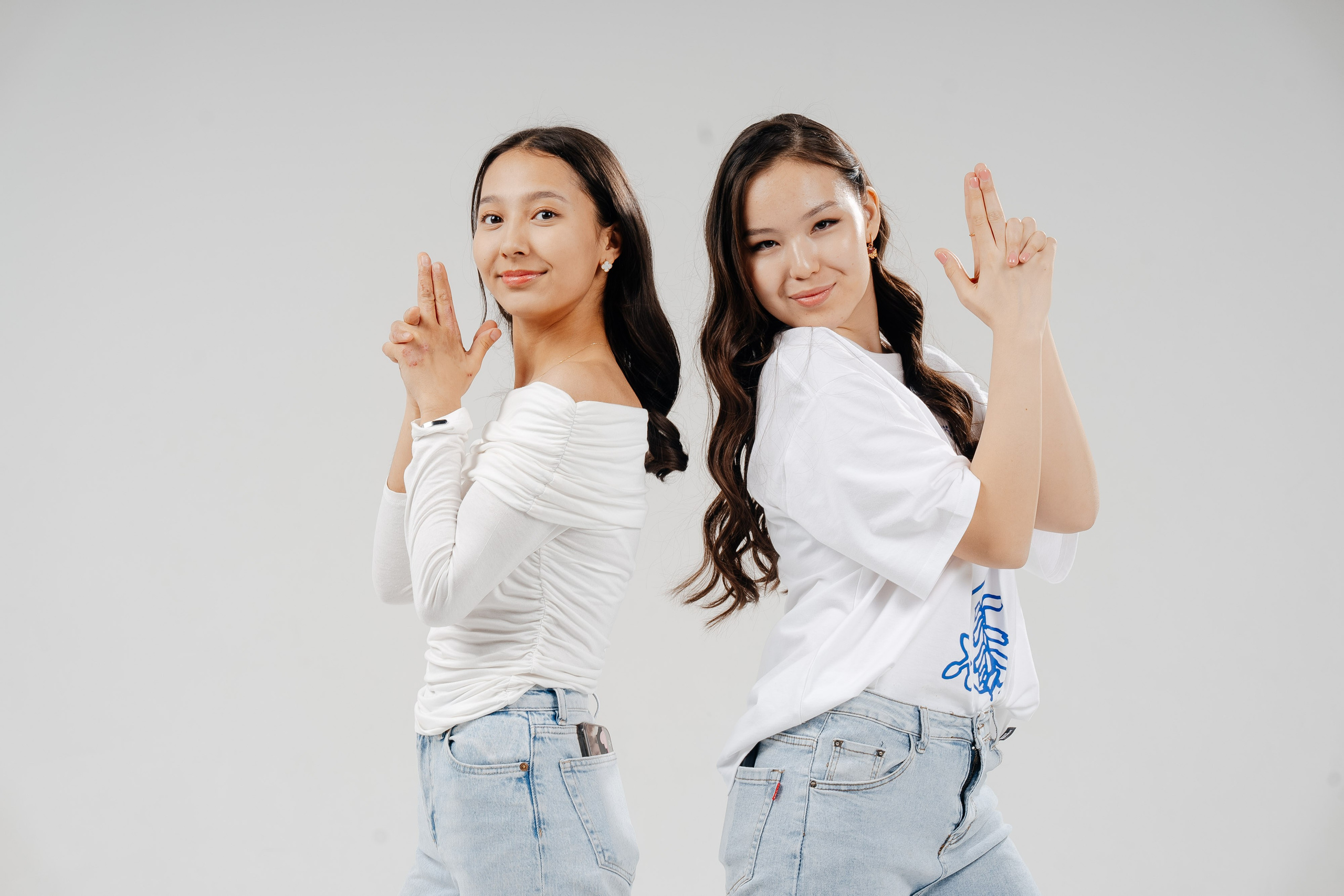 По двое. Выпускные альбомы в Нур-Султане (Астана) и по всему Казахстану